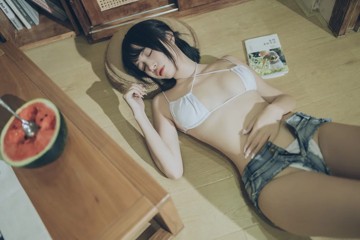 人气Coser二佐Nisa夏日甜蜜主题性感白色内衣配超短牛仔裤秀完美身材诱惑写真50P