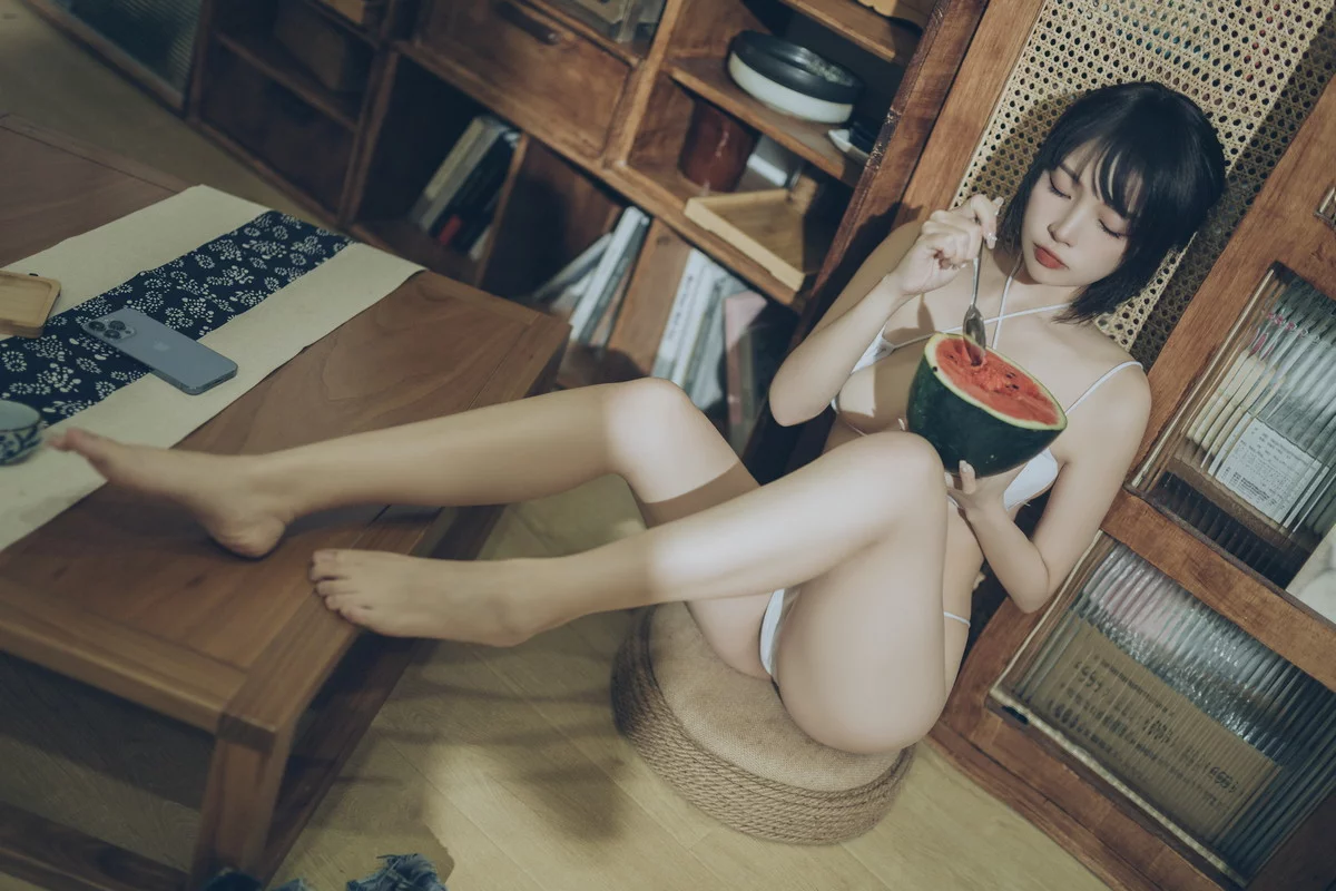 人气Coser二佐Nisa夏日甜蜜主题性感白色内衣配超短牛仔裤秀完美身材诱惑写真50P