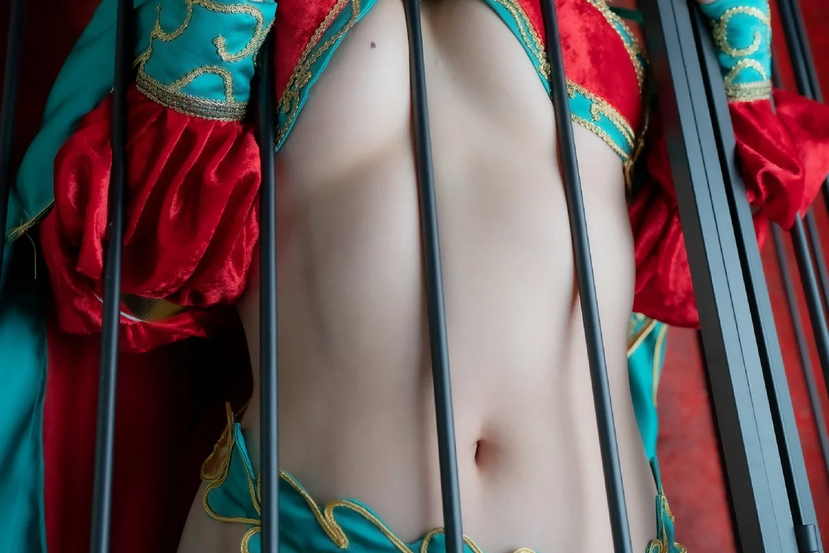 日本美女Kizokukai-Kiss wo Anata ni主题红绿相间情趣服饰秀丰满身材诱惑写真184P