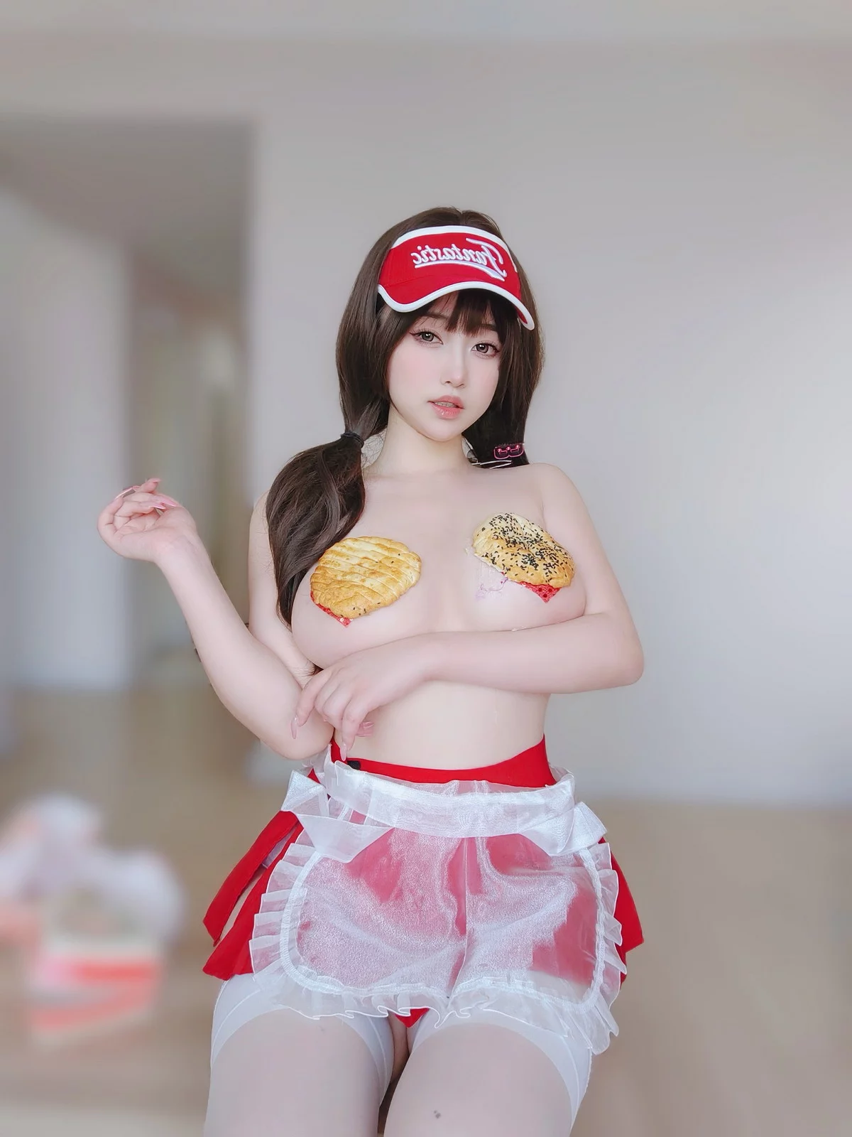Coser妹子女主K性感快递员主题性感白色情趣薄纱露傲人豪乳遮点惹火诱惑写真100P