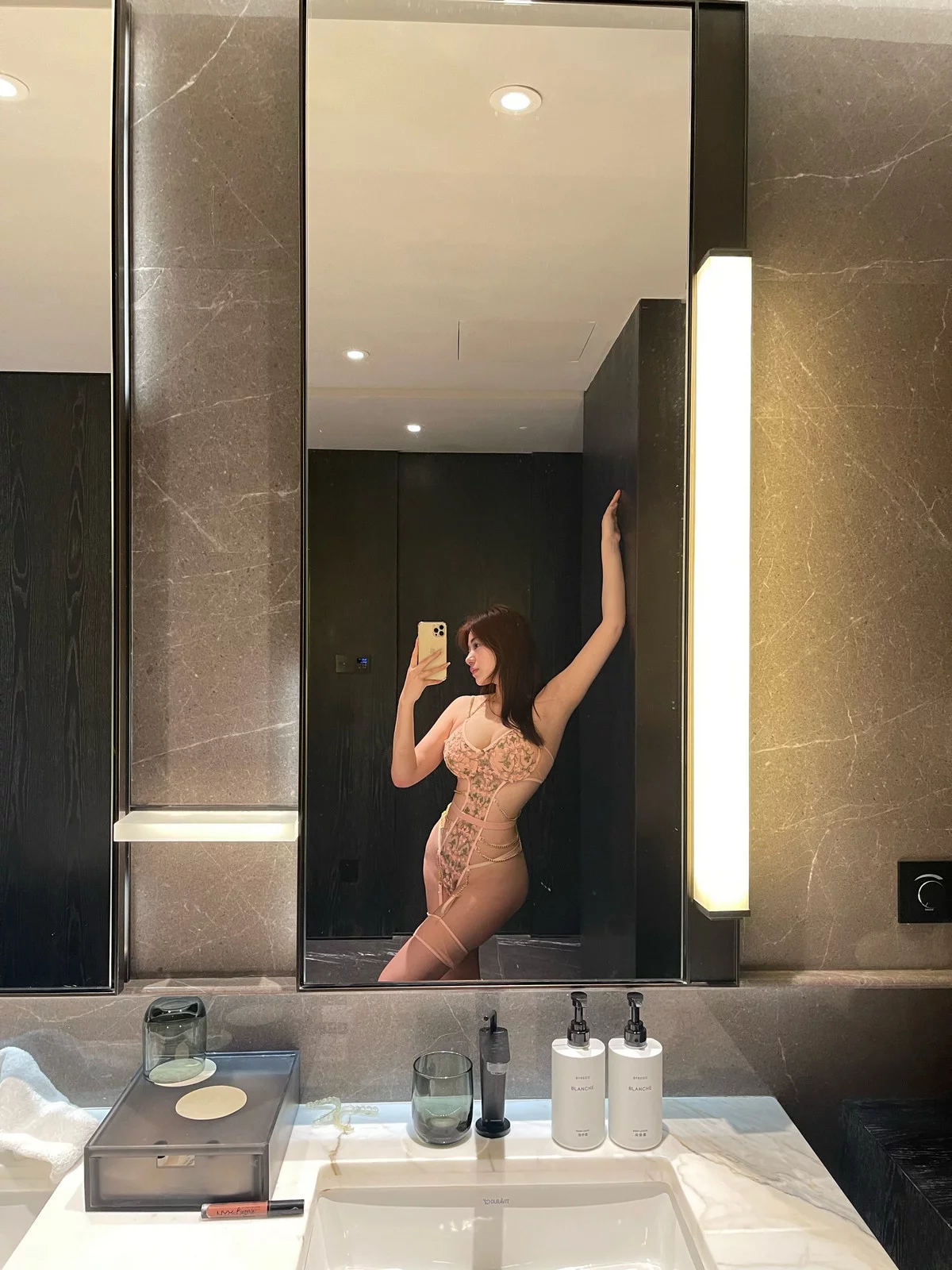 网红小姐姐奶宝妹纸微密圈嘉宾主题私房性感内衣服饰系列秀丰满身材诱惑写真300P