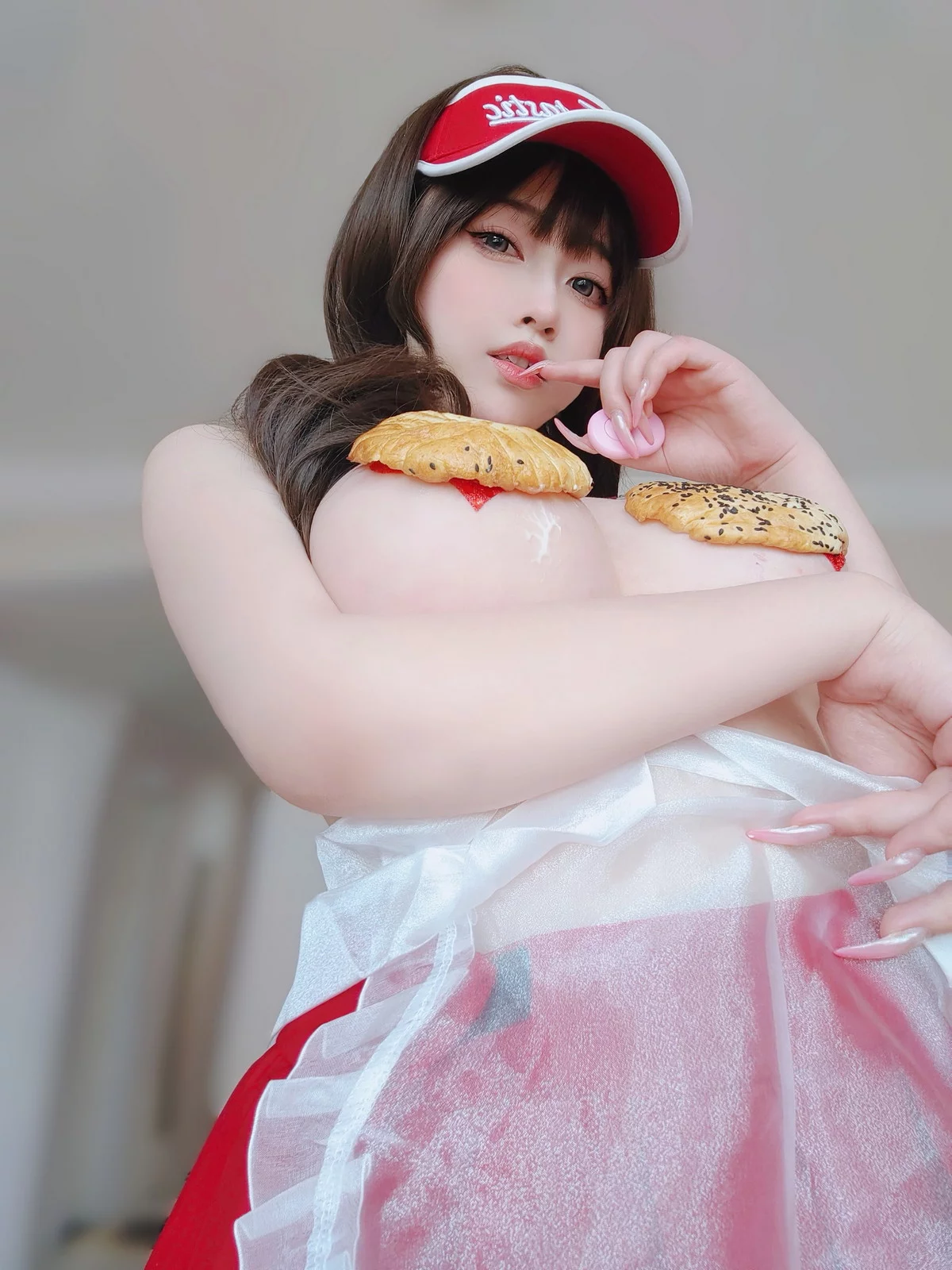 Coser妹子女主K性感快递员主题性感白色情趣薄纱露傲人豪乳遮点惹火诱惑写真100P