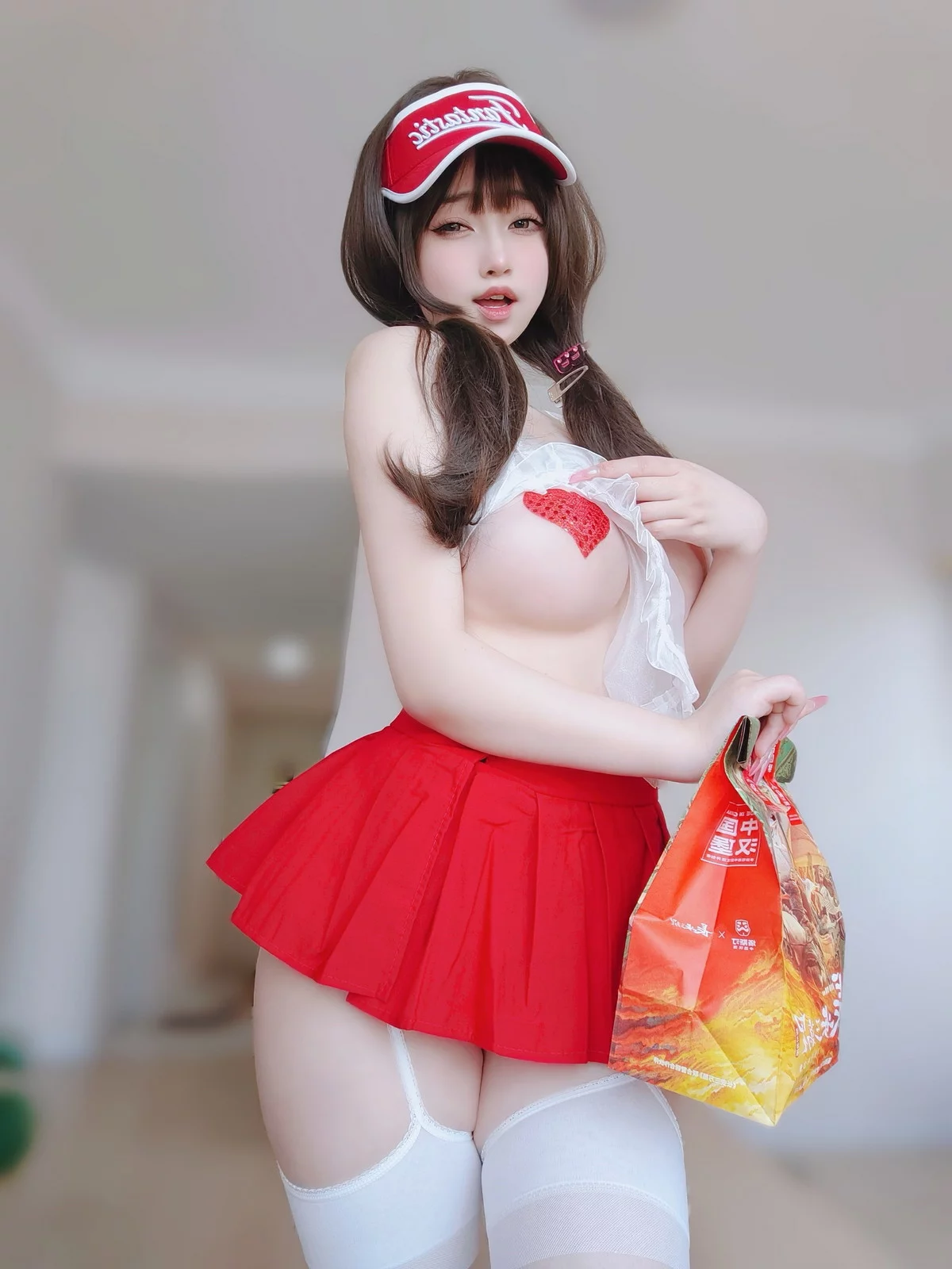 Coser妹子女主K性感快递员主题性感白色情趣薄纱露傲人豪乳遮点惹火诱惑写真100P