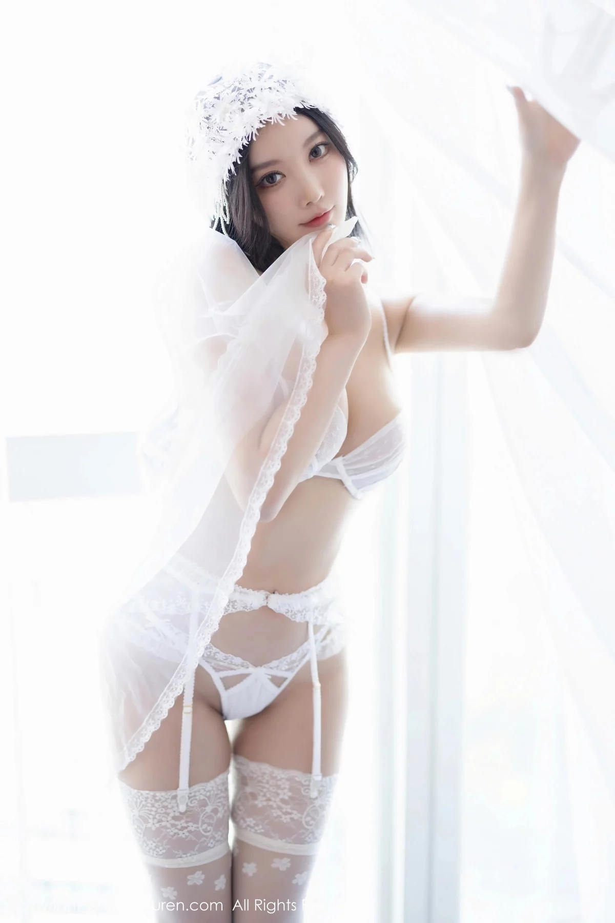 XiuRen第7590期_女神杨晨晨Yome性感白色蕾丝内衣配白丝袜秀丰满身材诱惑写真92P