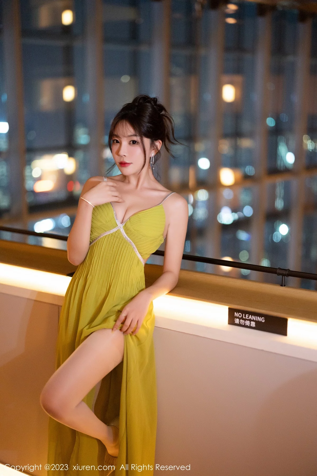 XiuRen第7696期_女神徐莉芝Booty性感连衣长裙+红色蕾丝情趣睡裙完美诱惑写真83P