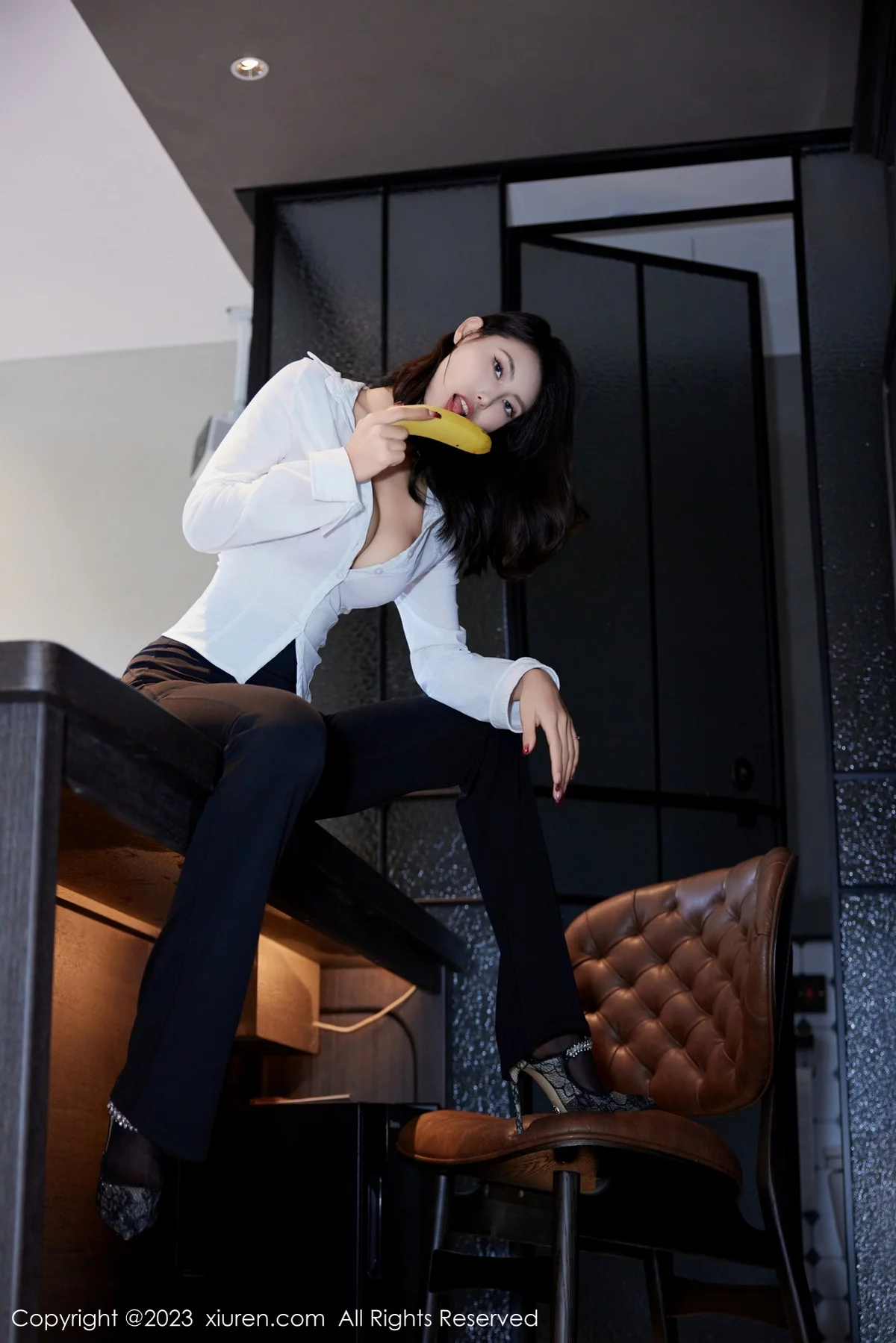 XiuRen第7692期_模特Lingyu69性感白T配黑短裙露红色内衣配黑丝袜完美诱惑写真72P