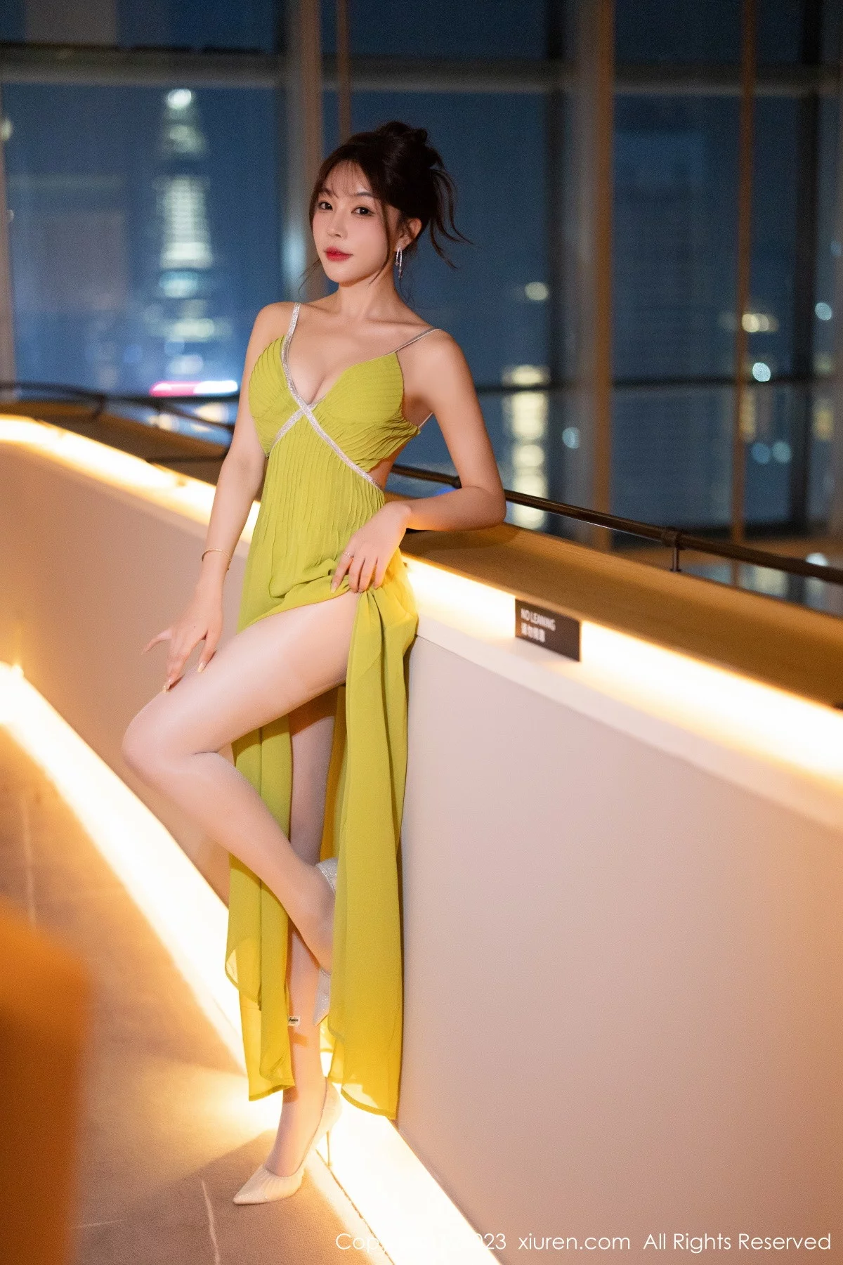 XiuRen第7696期_女神徐莉芝Booty性感连衣长裙+红色蕾丝情趣睡裙完美诱惑写真83P