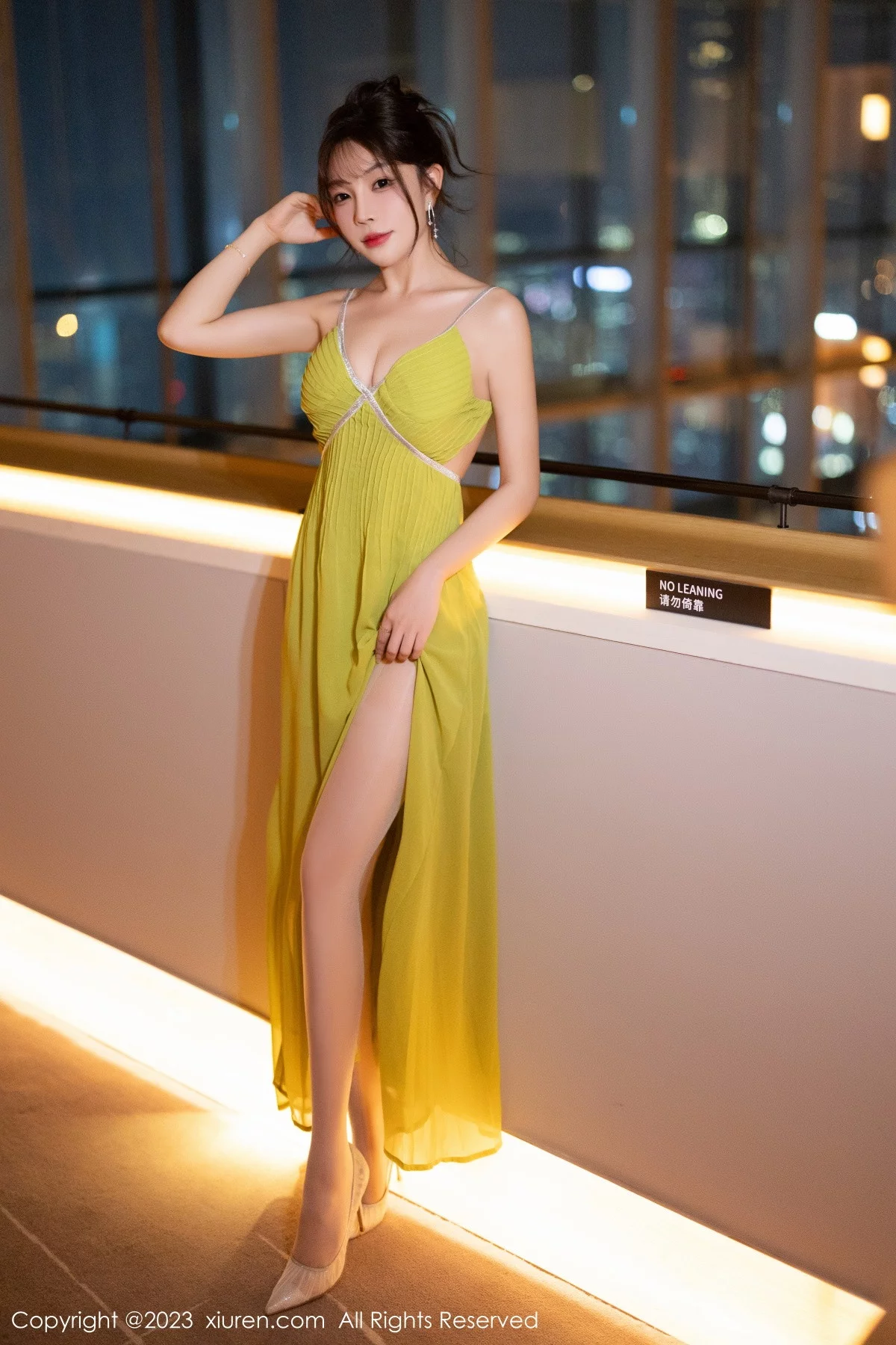 XiuRen第7696期_女神徐莉芝Booty性感连衣长裙+红色蕾丝情趣睡裙完美诱惑写真83P