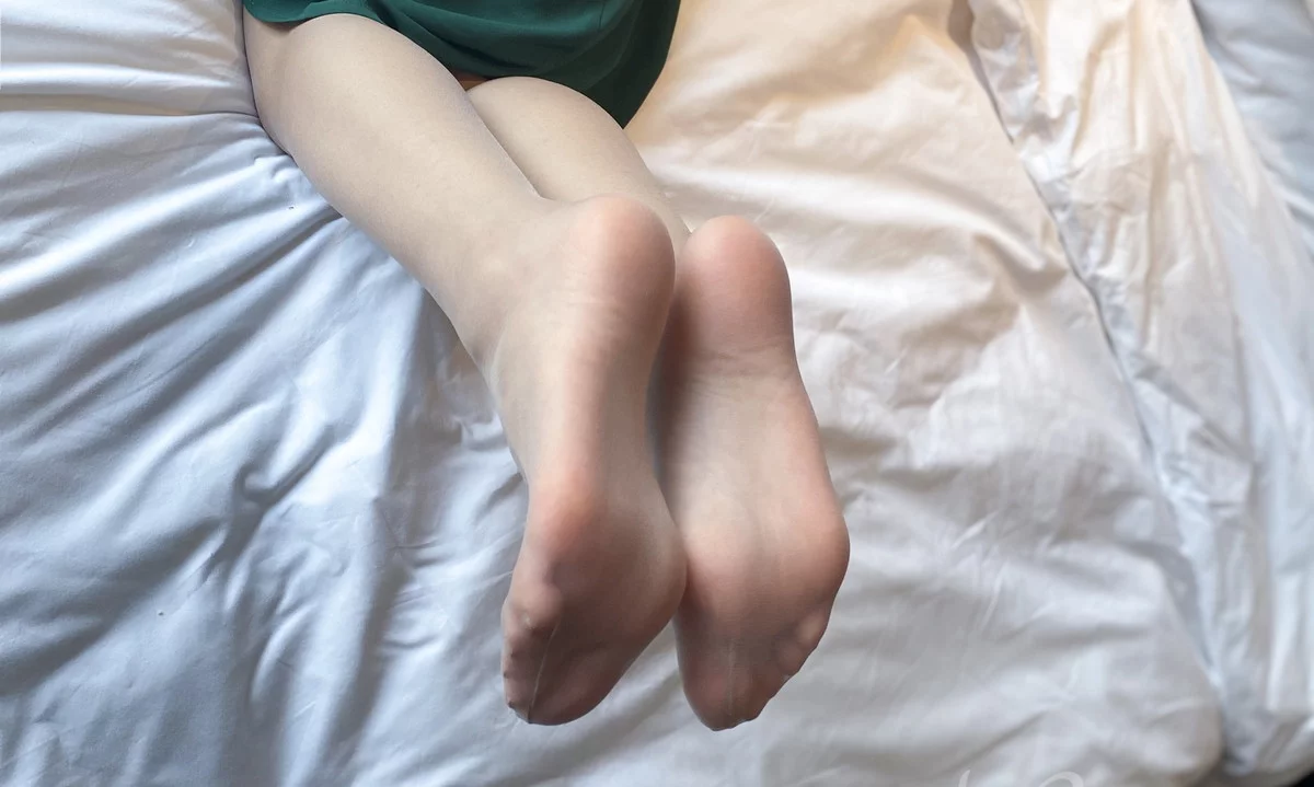 网络美女安乔乔儿长裙肉丝主题私房性感绿色长裙配超薄肉丝秀美腿玉足迷人写真84P