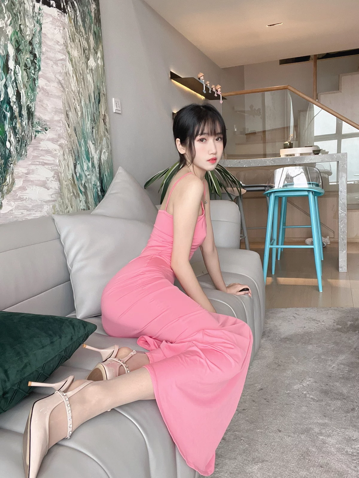 人气Coser不呆猫粉色激凸人妻主题性感粉红吊带长裙配超薄肉丝秀美腿诱惑写真39P