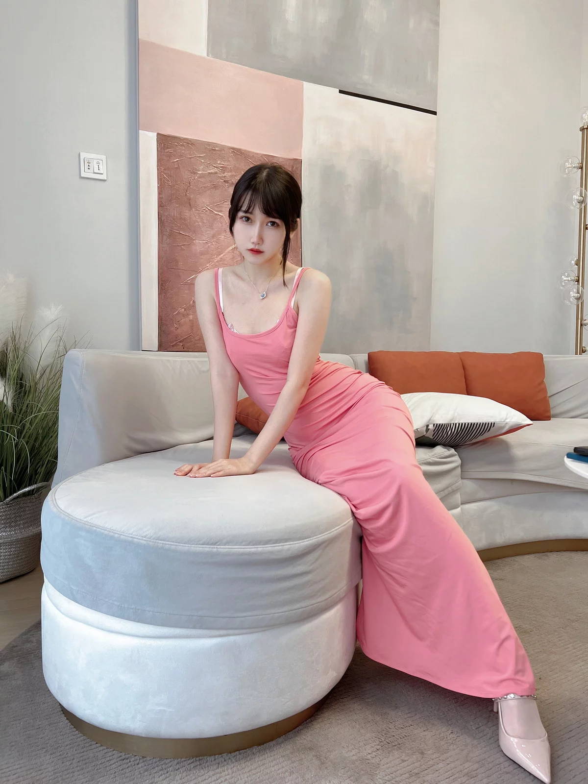人气Coser不呆猫粉色激凸人妻主题性感粉红吊带长裙配超薄肉丝秀美腿诱惑写真39P
