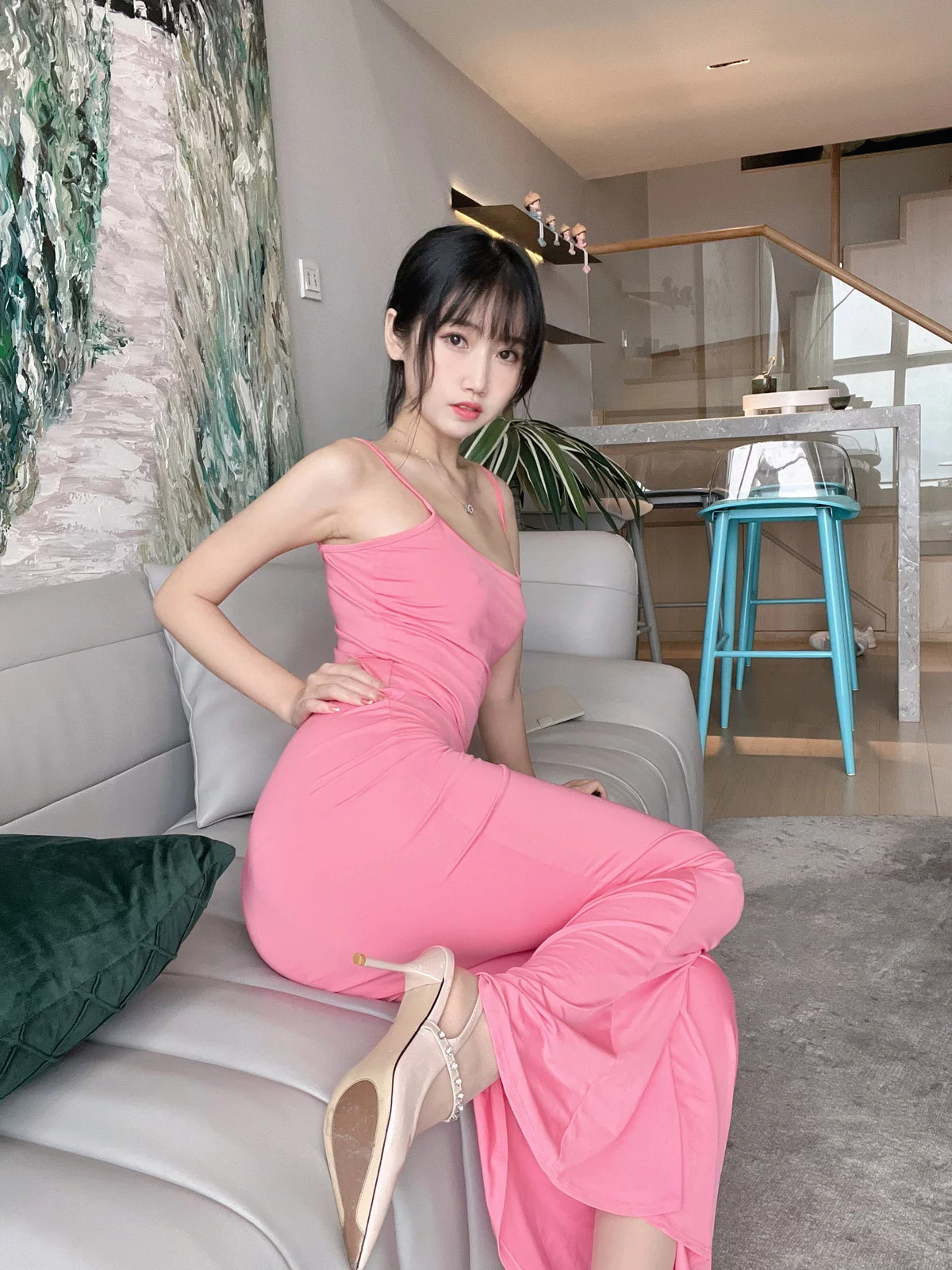 人气Coser不呆猫粉色激凸人妻主题性感粉红吊带长裙配超薄肉丝秀美腿诱惑写真39P