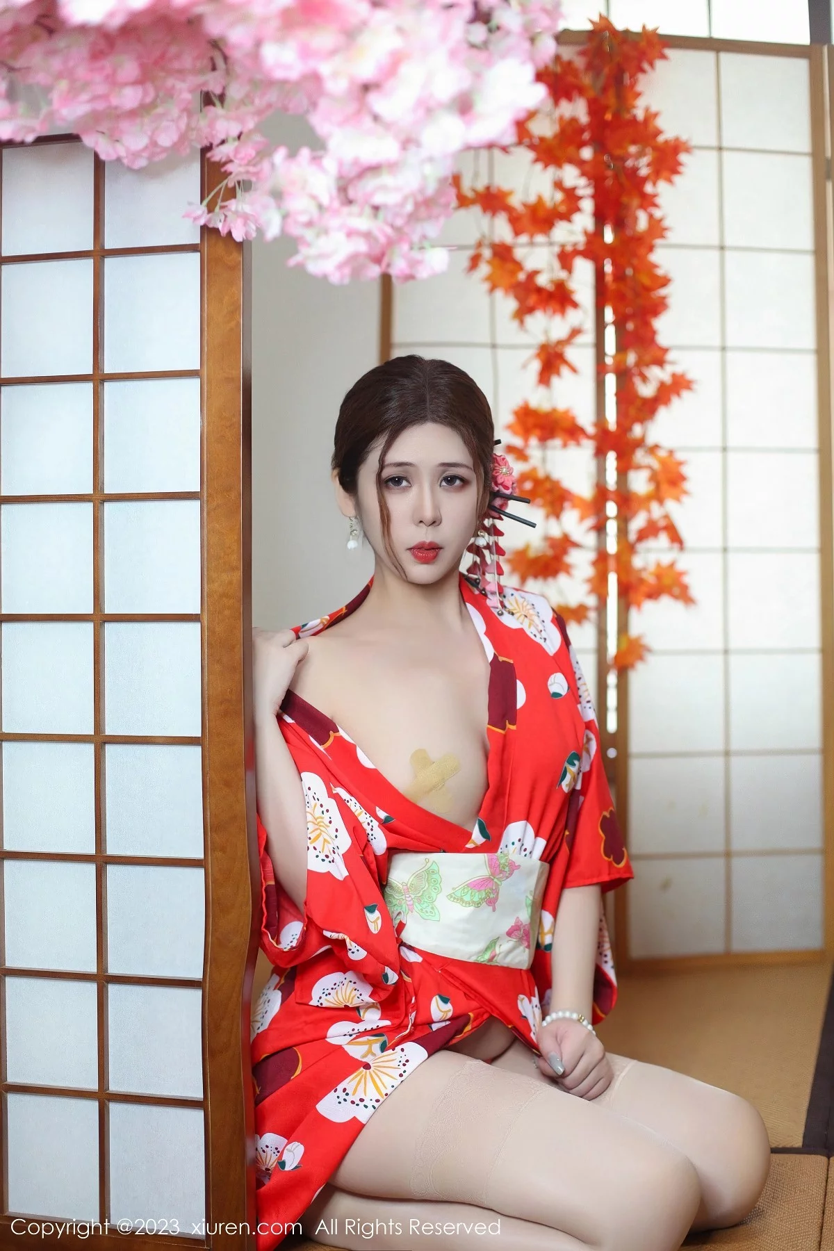 XiuRen第7736期_模特月野兔美妞性感红色和服配蕾丝肉丝袜秀曼妙身姿诱惑写真54P