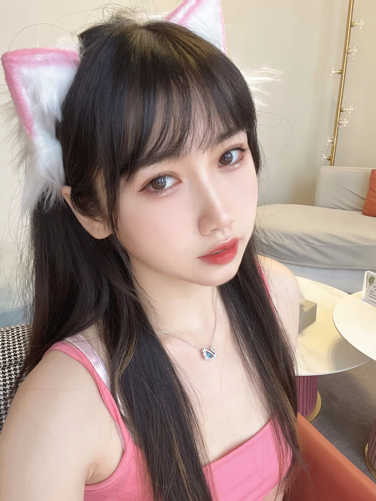 人气Coser不呆猫粉色激凸人妻主题性感粉红吊带长裙配超薄肉丝秀美腿诱惑写真39P
