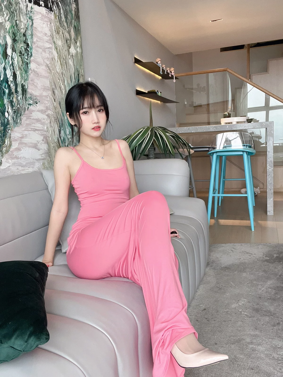 人气Coser不呆猫粉色激凸人妻主题性感粉红吊带长裙配超薄肉丝秀美腿诱惑写真39P