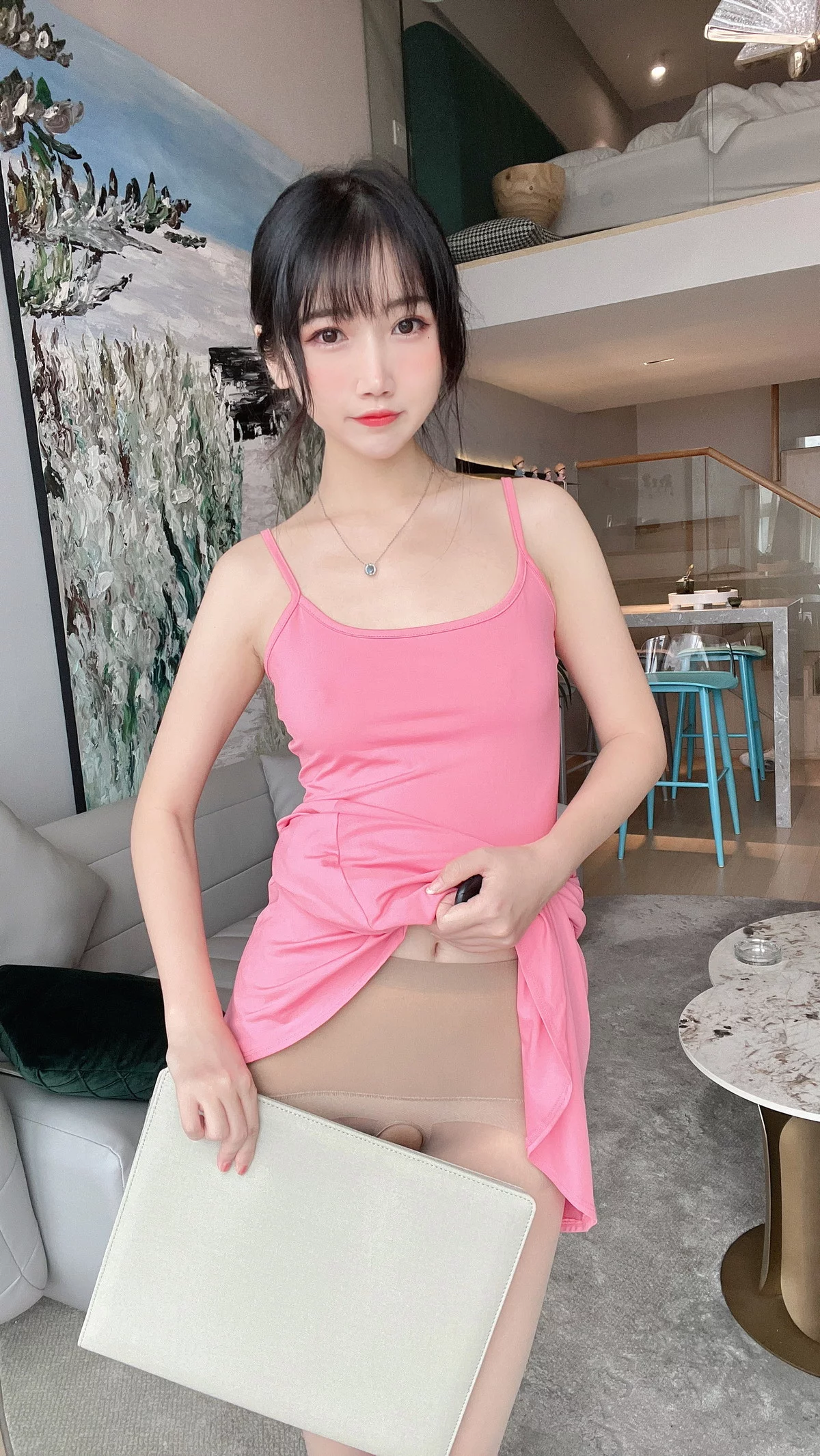人气Coser不呆猫粉色激凸人妻主题性感粉红吊带长裙配超薄肉丝秀美腿诱惑写真39P