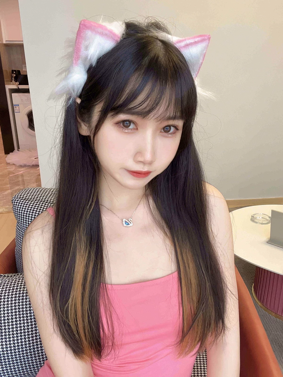人气Coser不呆猫粉色激凸人妻主题性感粉红吊带长裙配超薄肉丝秀美腿诱惑写真39P