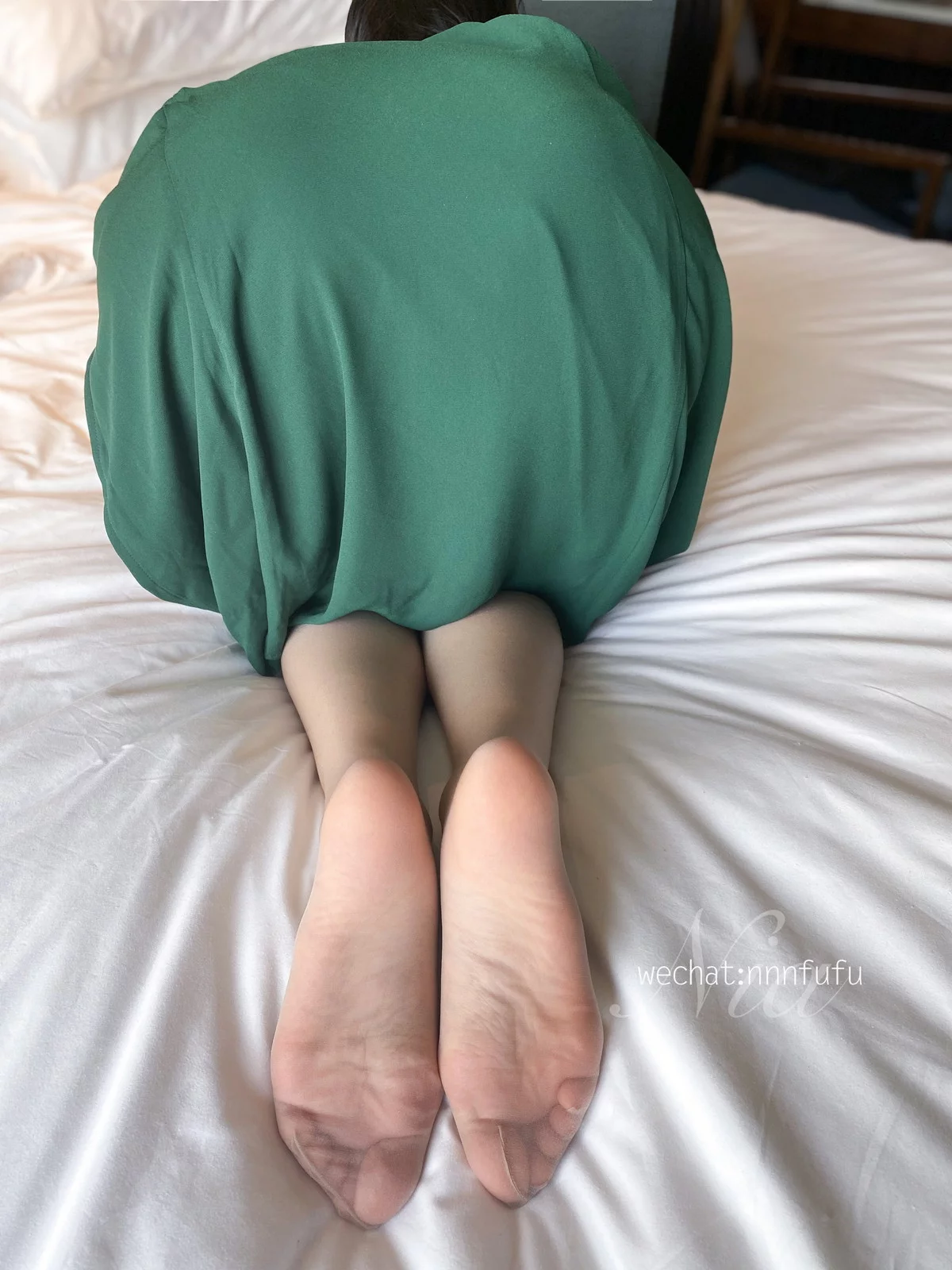 网络美女安乔乔儿长裙肉丝主题私房性感绿色长裙配超薄肉丝秀美腿玉足迷人写真84P