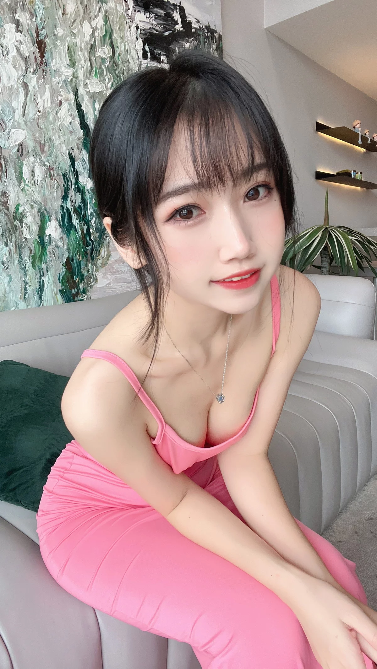 人气Coser不呆猫粉色激凸人妻主题性感粉红吊带长裙配超薄肉丝秀美腿诱惑写真39P
