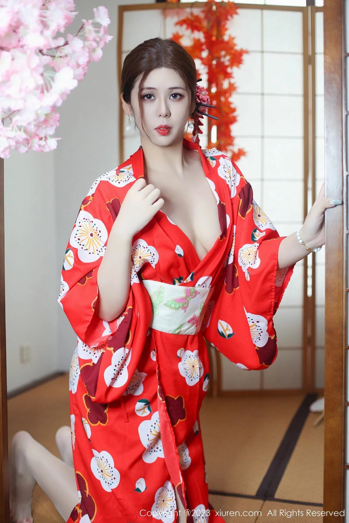 XiuRen第7736期_模特月野兔美妞性感红色和服配蕾丝肉丝袜秀曼妙身姿诱惑写真54P