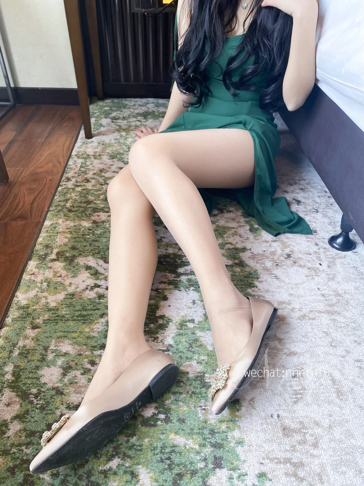 网络美女安乔乔儿长裙肉丝主题私房性感绿色长裙配超薄肉丝秀美腿玉足迷人写真84P