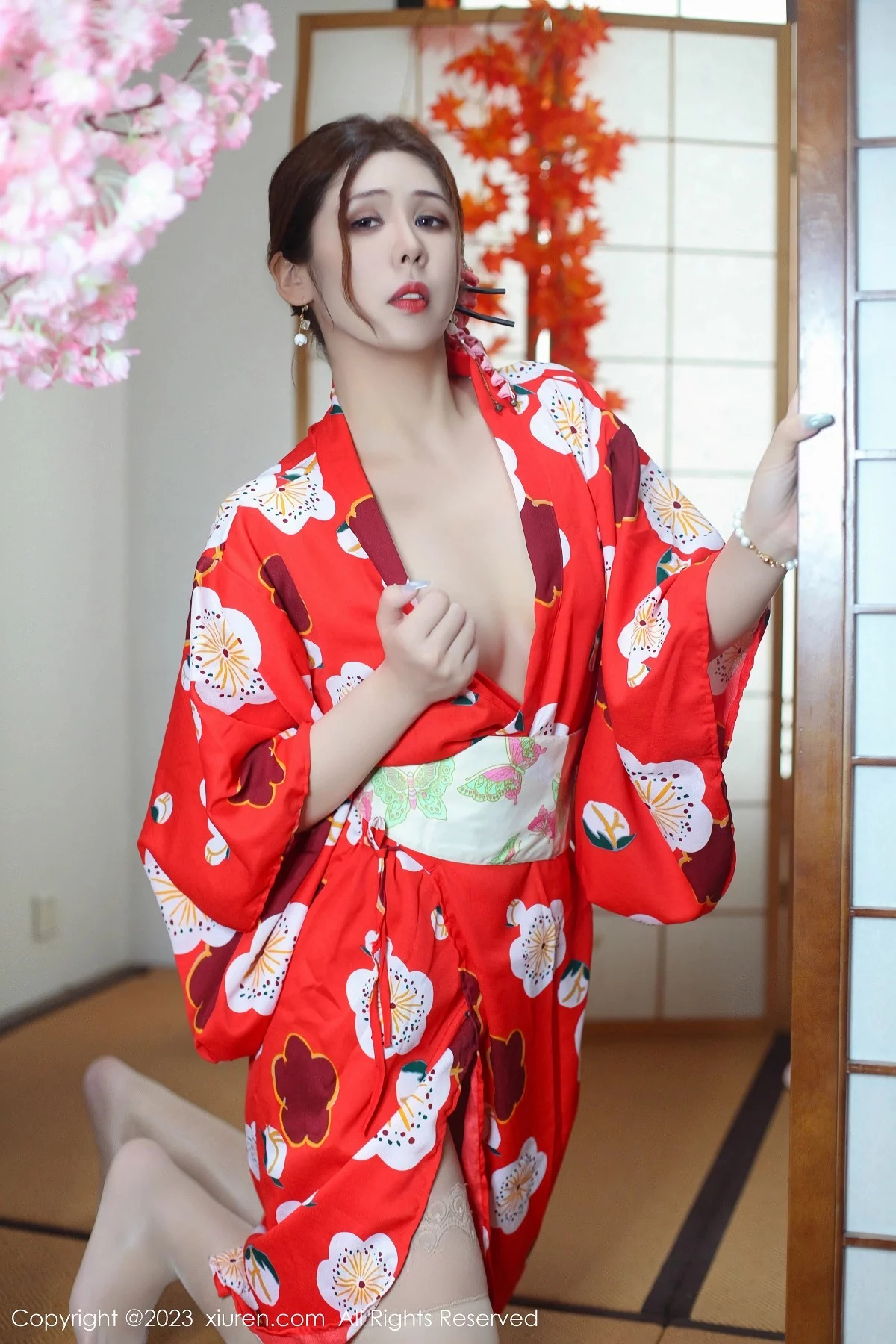 XiuRen第7736期_模特月野兔美妞性感红色和服配蕾丝肉丝袜秀曼妙身姿诱惑写真54P