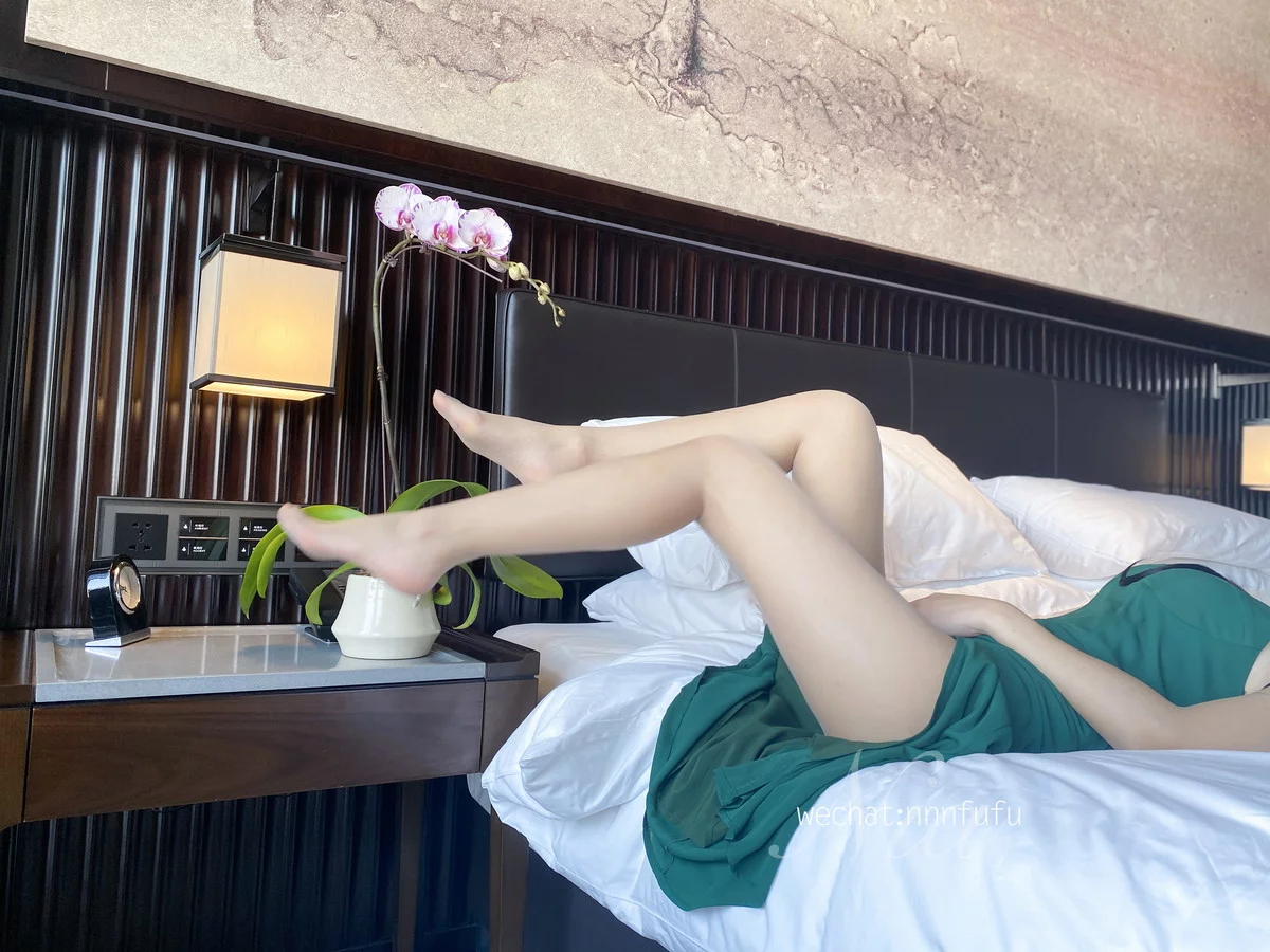 网络美女安乔乔儿长裙肉丝主题私房性感绿色长裙配超薄肉丝秀美腿玉足迷人写真84P