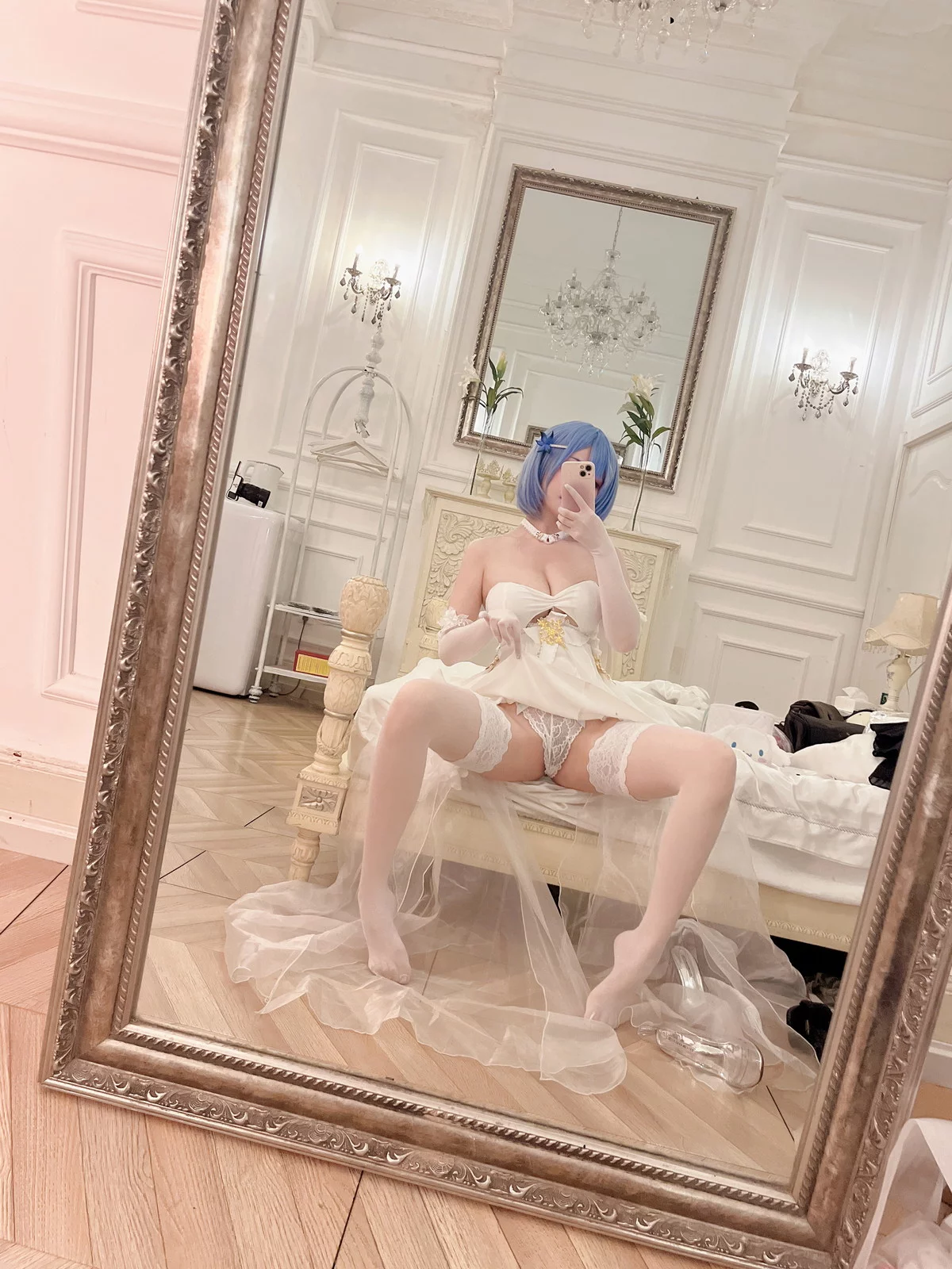 网络美女rioko凉凉子恰巴耶夫主题性感白色礼裙配白色蕾丝袜撩人诱惑写真42P