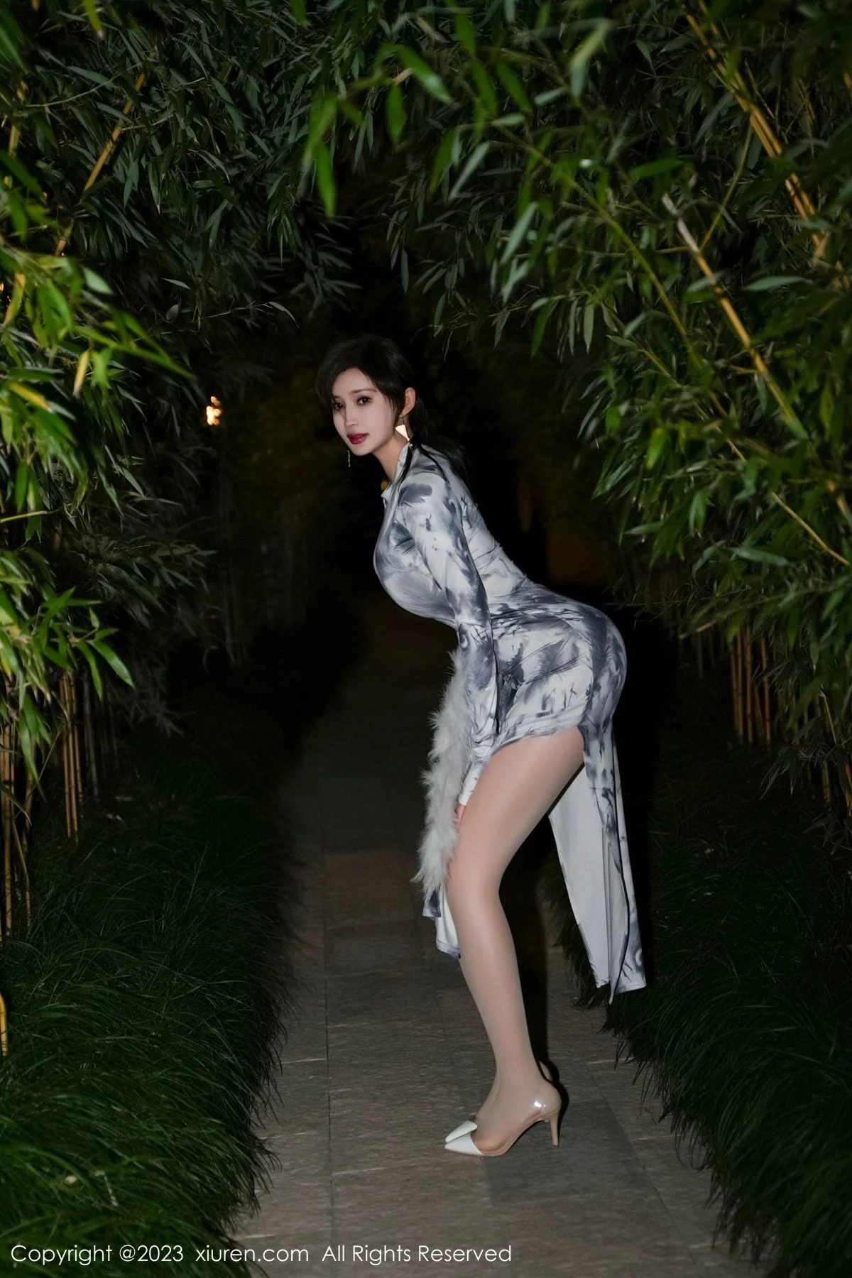 XiuRen第7744期_女神Carol周妍希户外性感长旗袍露白色内衣秀完美身材诱惑写真77P