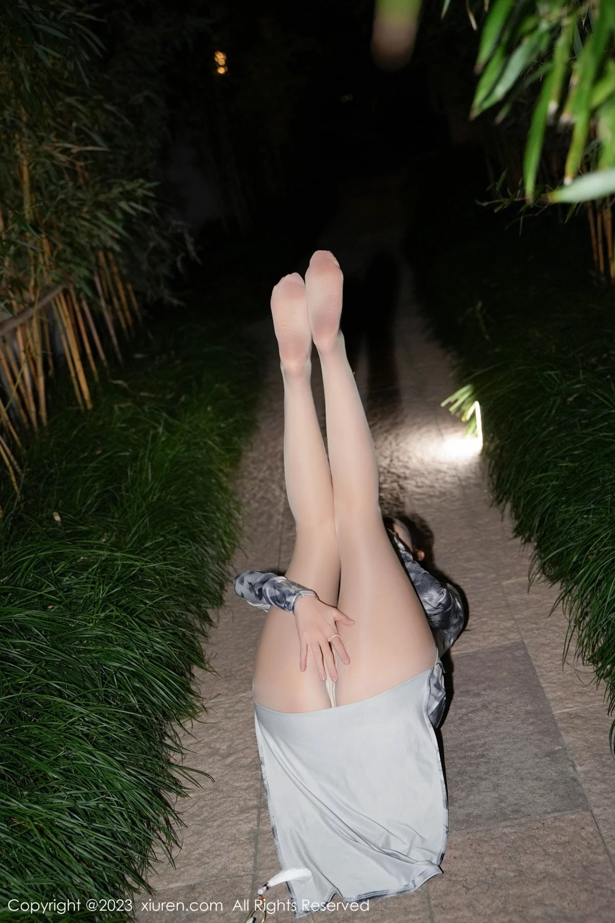 XiuRen第7744期_女神Carol周妍希户外性感长旗袍露白色内衣秀完美身材诱惑写真77P