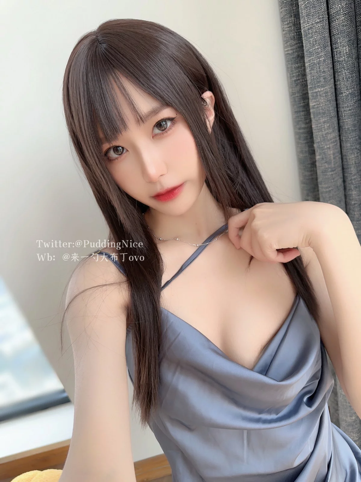 Coser美女布丁大法珊瑚鸡尾酒主题性感灰色吊带连衣短裙配黑丝袜秀惹火身材诱惑写真59P