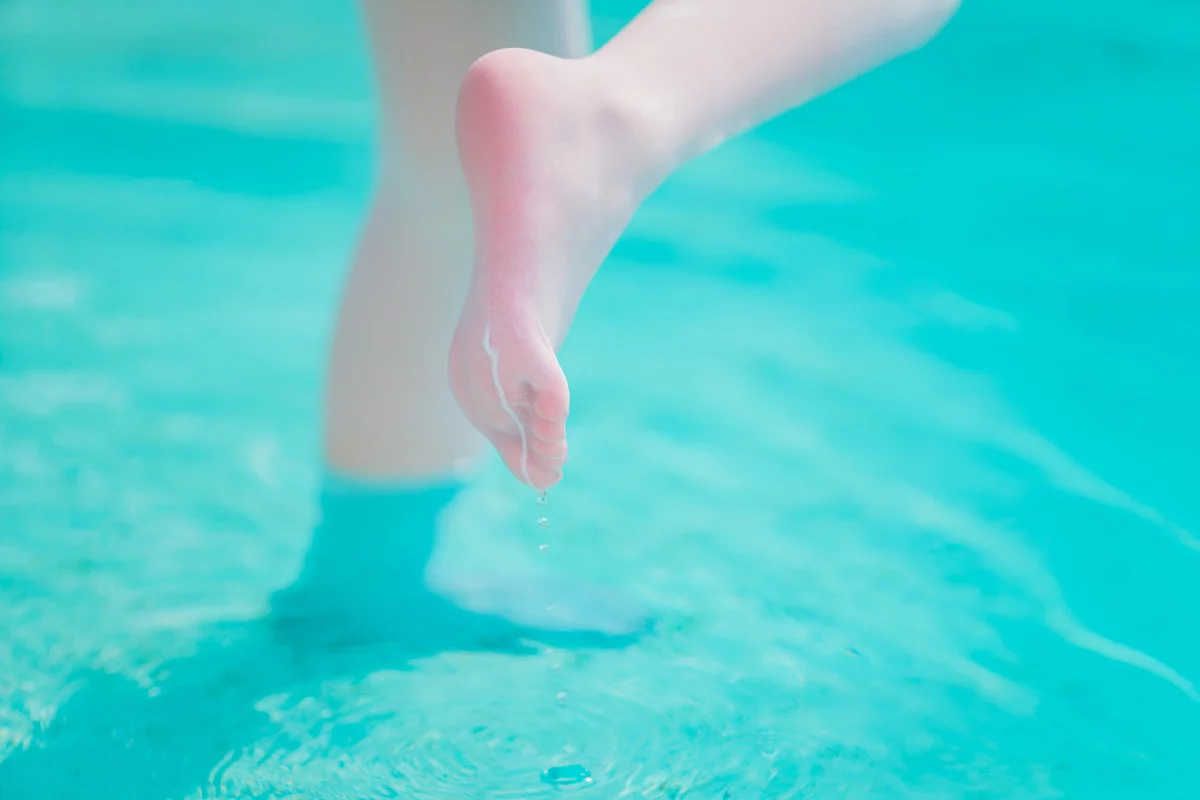 网络美女花铃JK死库水主题泳池性感死库水配白丝袜湿身秀翘臀美腿迷人诱惑写真109P