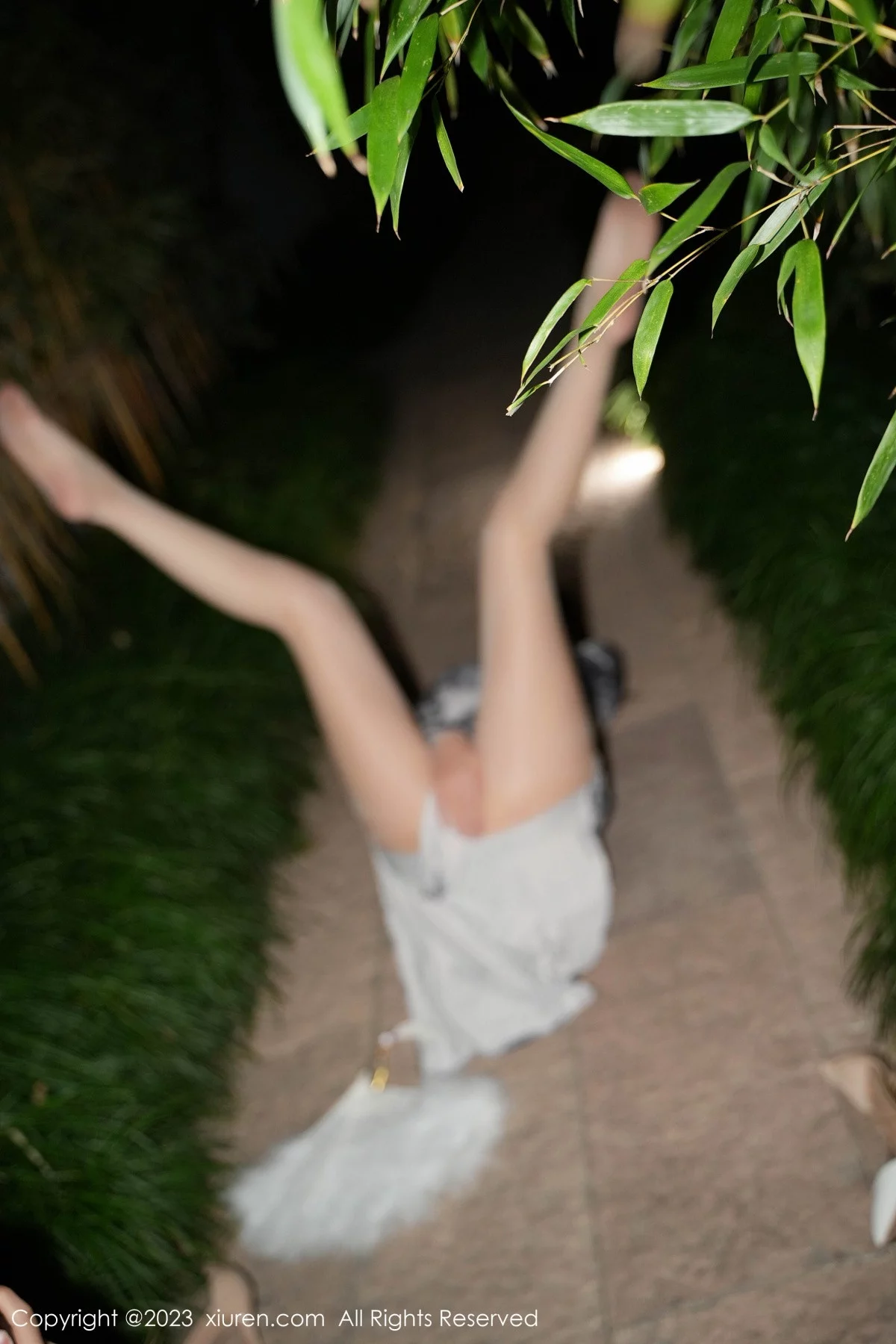 XiuRen第7744期_女神Carol周妍希户外性感长旗袍露白色内衣秀完美身材诱惑写真77P