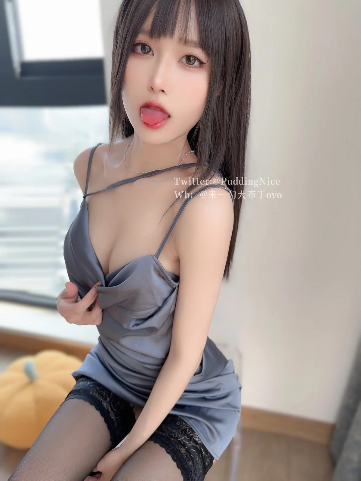 Coser美女布丁大法珊瑚鸡尾酒主题性感灰色吊带连衣短裙配黑丝袜秀惹火身材诱惑写真59P