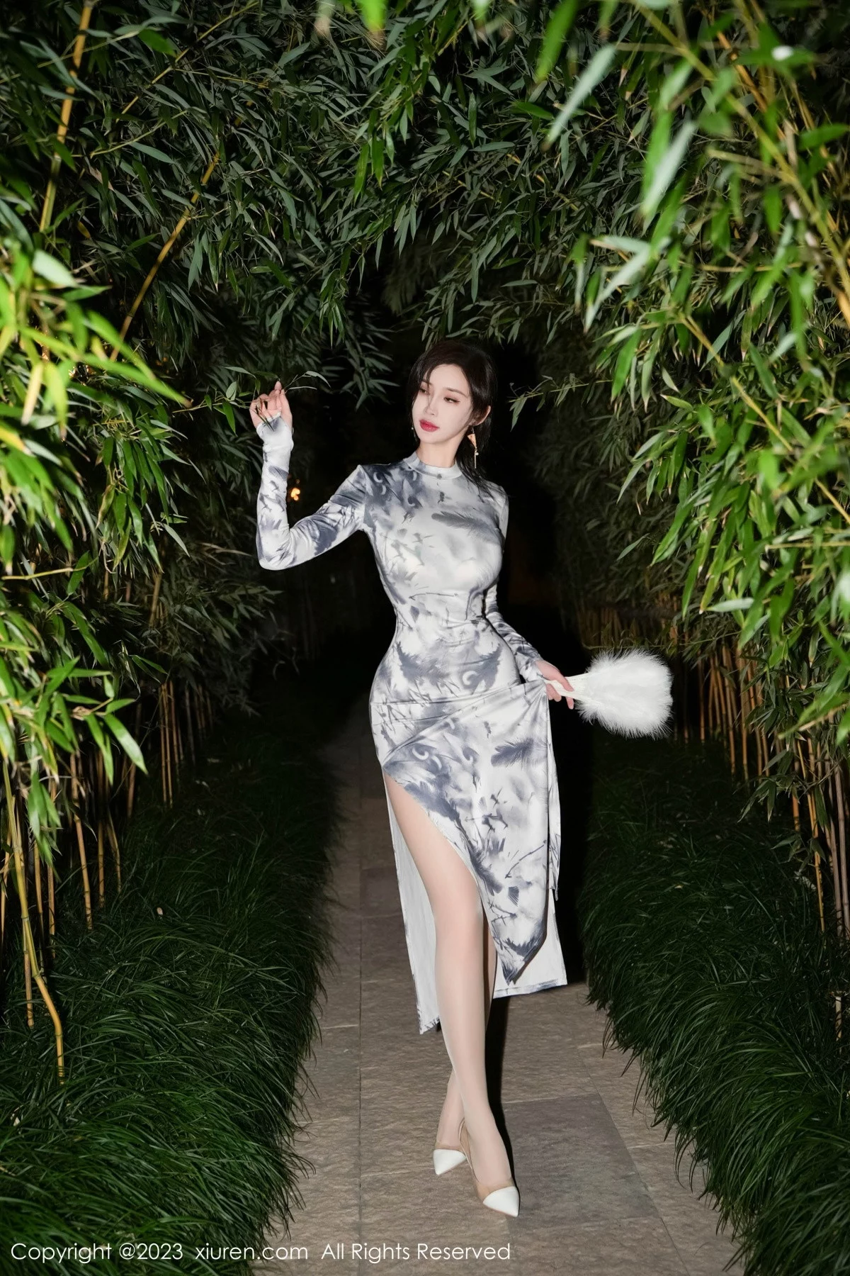 XiuRen第7744期_女神Carol周妍希户外性感长旗袍露白色内衣秀完美身材诱惑写真77P