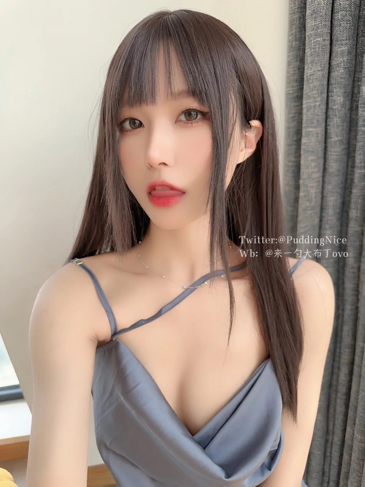 Coser美女布丁大法珊瑚鸡尾酒主题性感灰色吊带连衣短裙配黑丝袜秀惹火身材诱惑写真59P