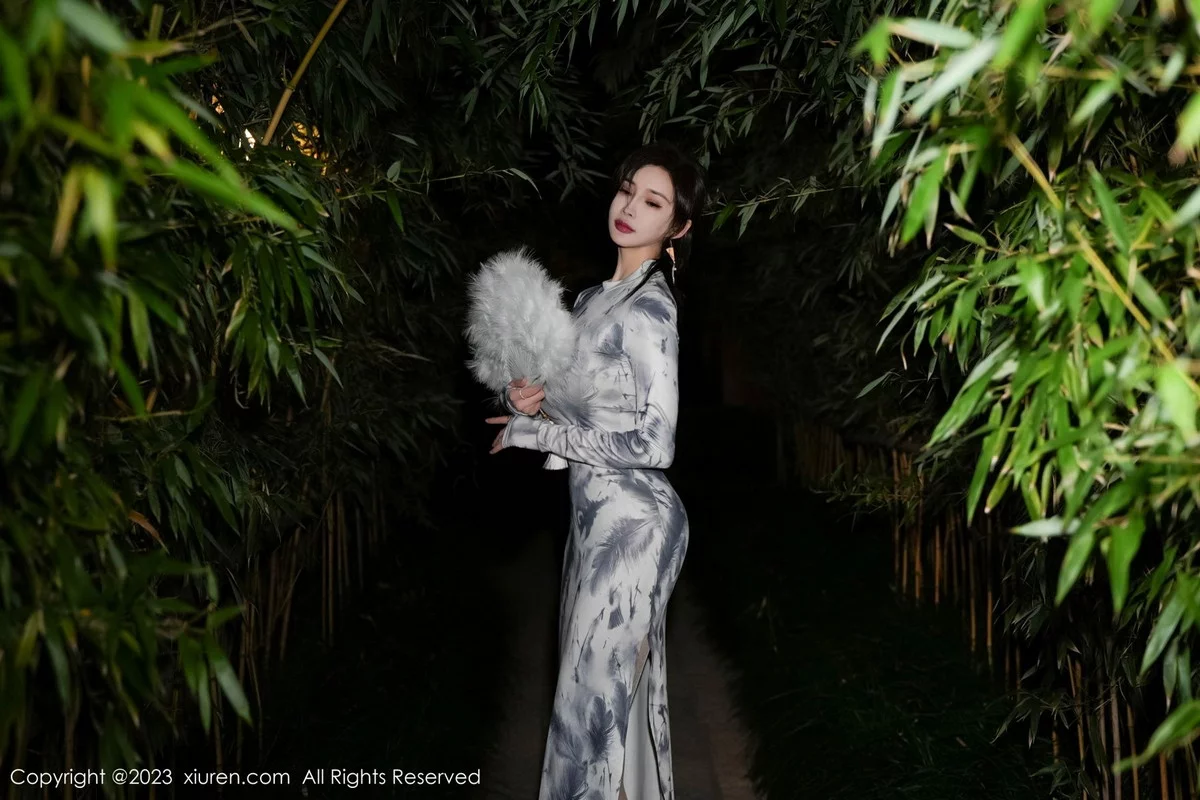 XiuRen第7744期_女神Carol周妍希户外性感长旗袍露白色内衣秀完美身材诱惑写真77P