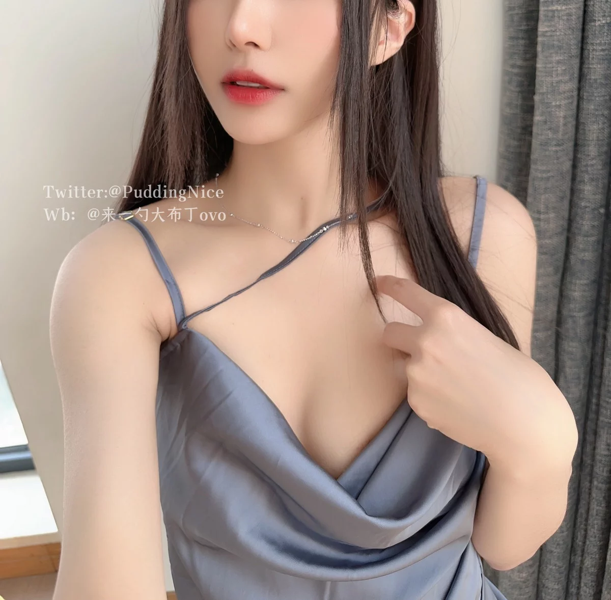 Coser美女布丁大法珊瑚鸡尾酒主题性感灰色吊带连衣短裙配黑丝袜秀惹火身材诱惑写真59P