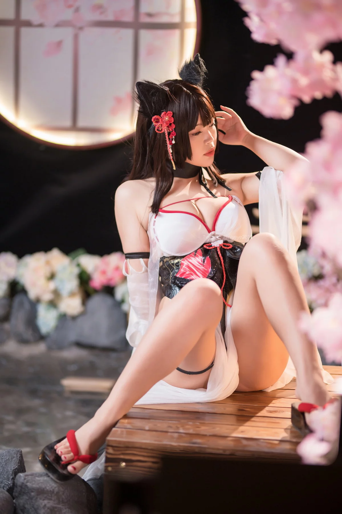 萌系小姐姐白烨湿身天诚泳装主题性感猫女郎装扮白色薄纱服饰秀丰满身材诱惑写真61P