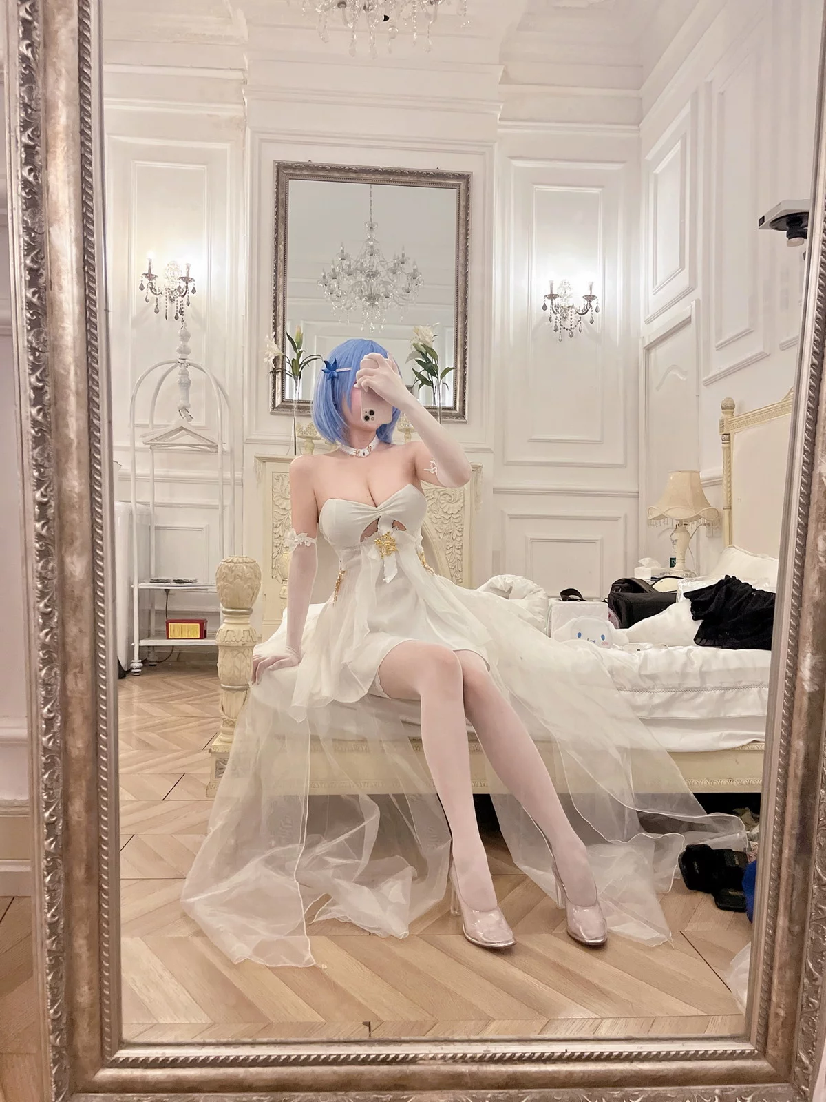 网络美女rioko凉凉子恰巴耶夫主题性感白色礼裙配白色蕾丝袜撩人诱惑写真42P