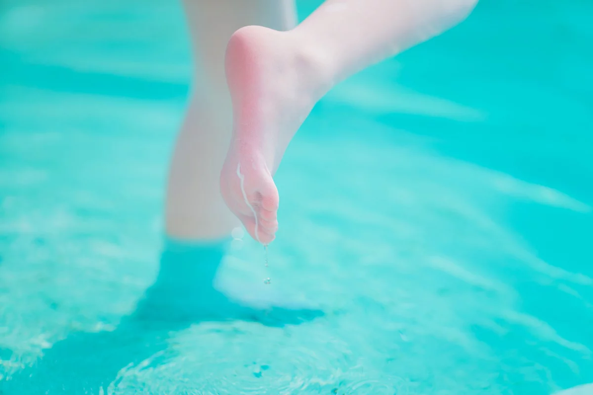 网络美女花铃JK死库水主题泳池性感死库水配白丝袜湿身秀翘臀美腿迷人诱惑写真109P