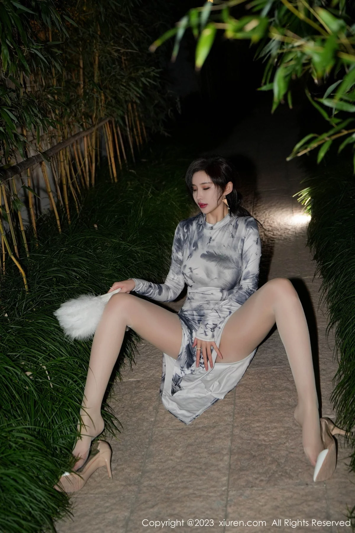 XiuRen第7744期_女神Carol周妍希户外性感长旗袍露白色内衣秀完美身材诱惑写真77P