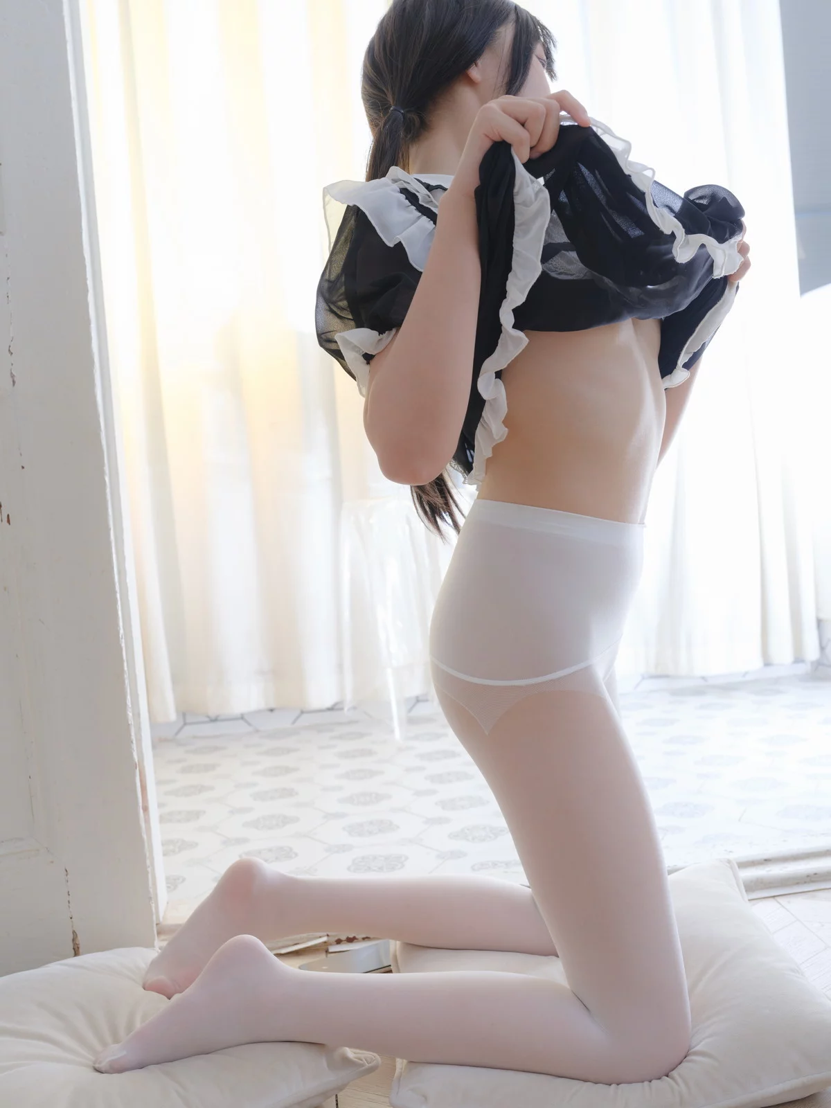 萝莉写真机构森萝财团朝露主题黑白女仆短裙配超薄无内白丝秀翘臀美腿诱惑写真126P