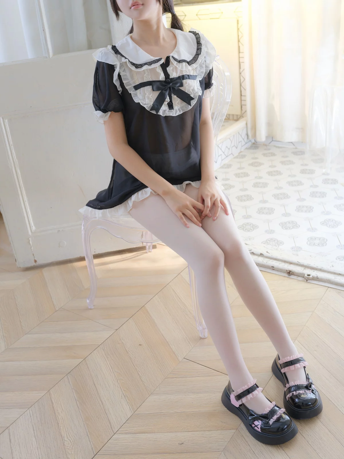 萝莉写真机构森萝财团朝露主题黑白女仆短裙配超薄无内白丝秀翘臀美腿诱惑写真126P