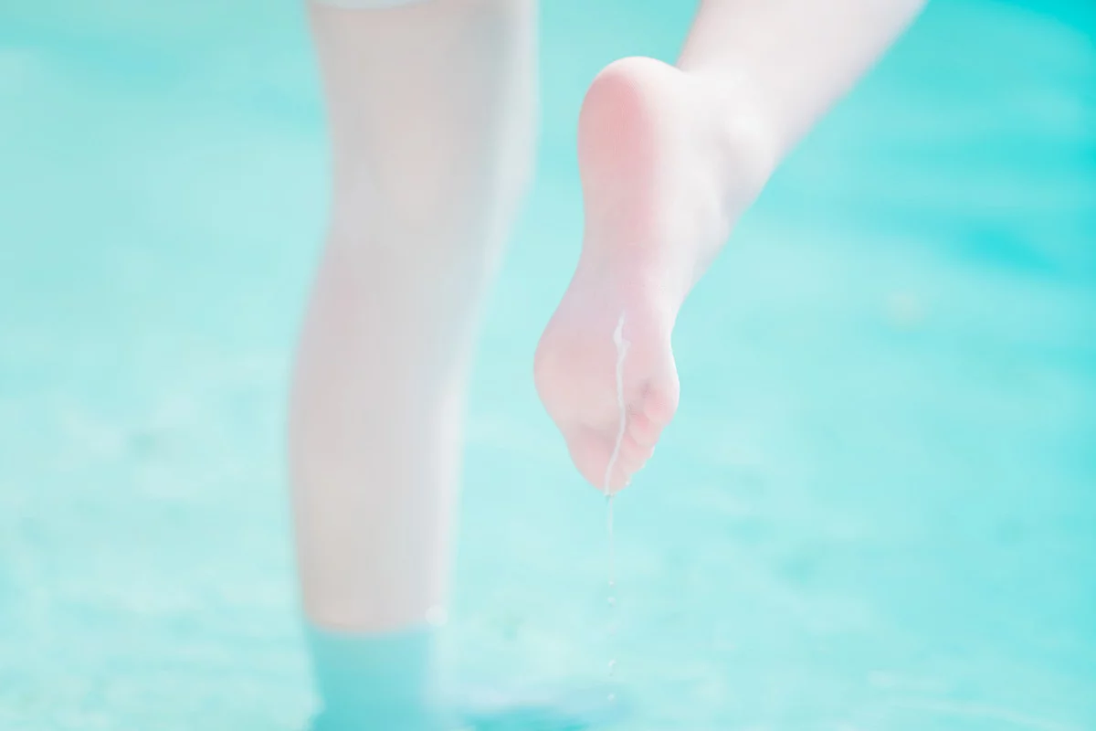 网络美女花铃JK死库水主题泳池性感死库水配白丝袜湿身秀翘臀美腿迷人诱惑写真109P