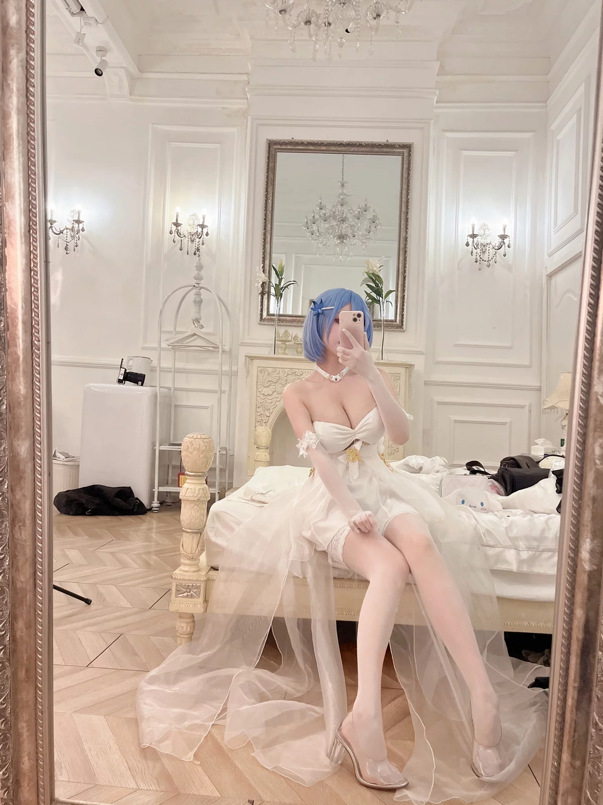 网络美女rioko凉凉子恰巴耶夫主题性感白色礼裙配白色蕾丝袜撩人诱惑写真42P