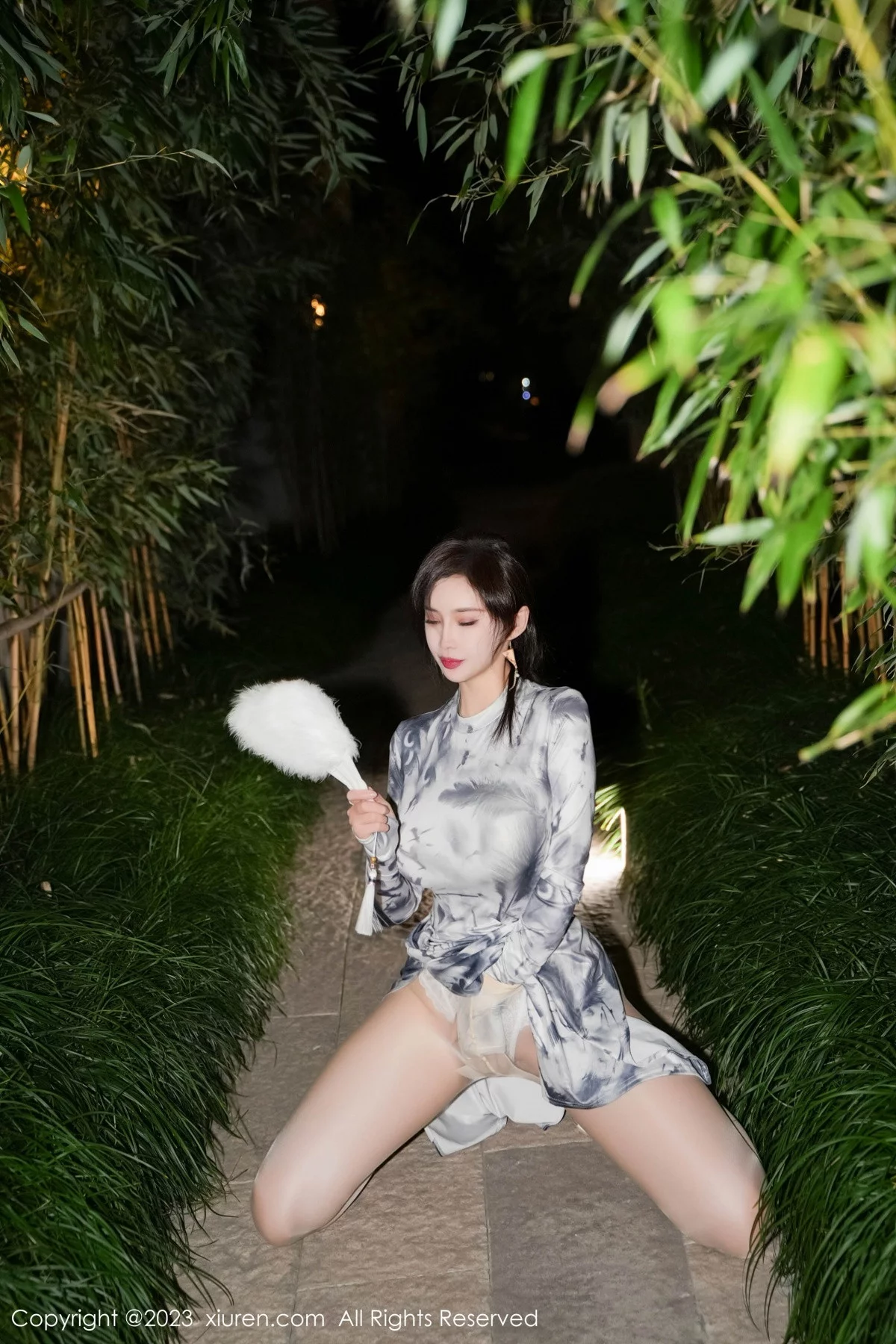 XiuRen第7744期_女神Carol周妍希户外性感长旗袍露白色内衣秀完美身材诱惑写真77P