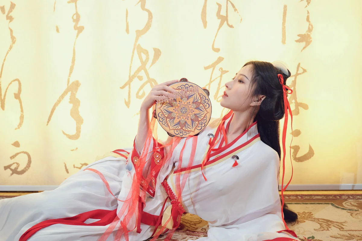 网络美女年年Nnian如梦令主题性感古典汉服长衫半脱露豪乳遮点极致诱惑写真32P