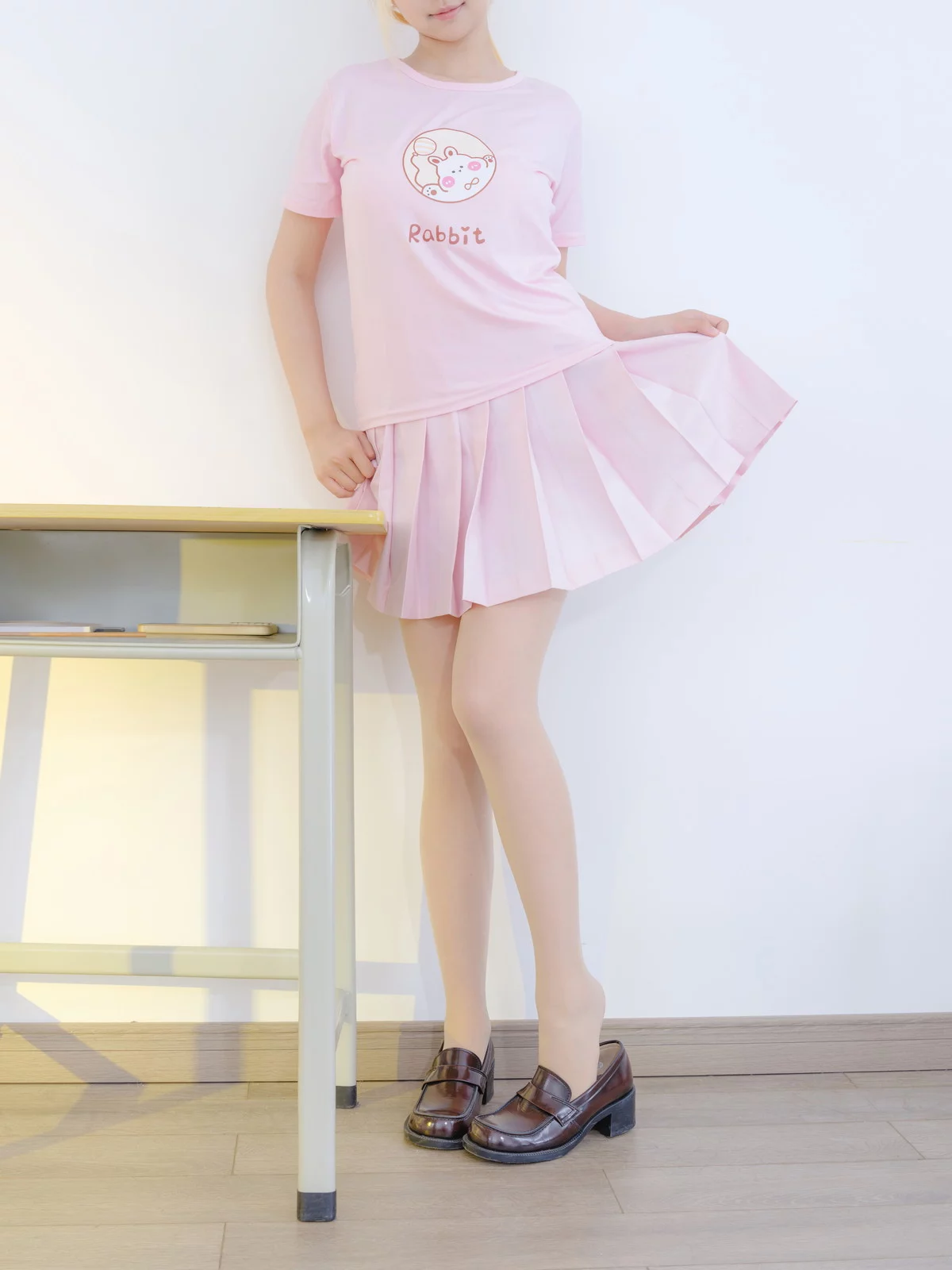 萝莉写真机构森萝财团露露子主题私房性感粉色JK制服配超薄肉丝秀美腿诱惑写真100P
