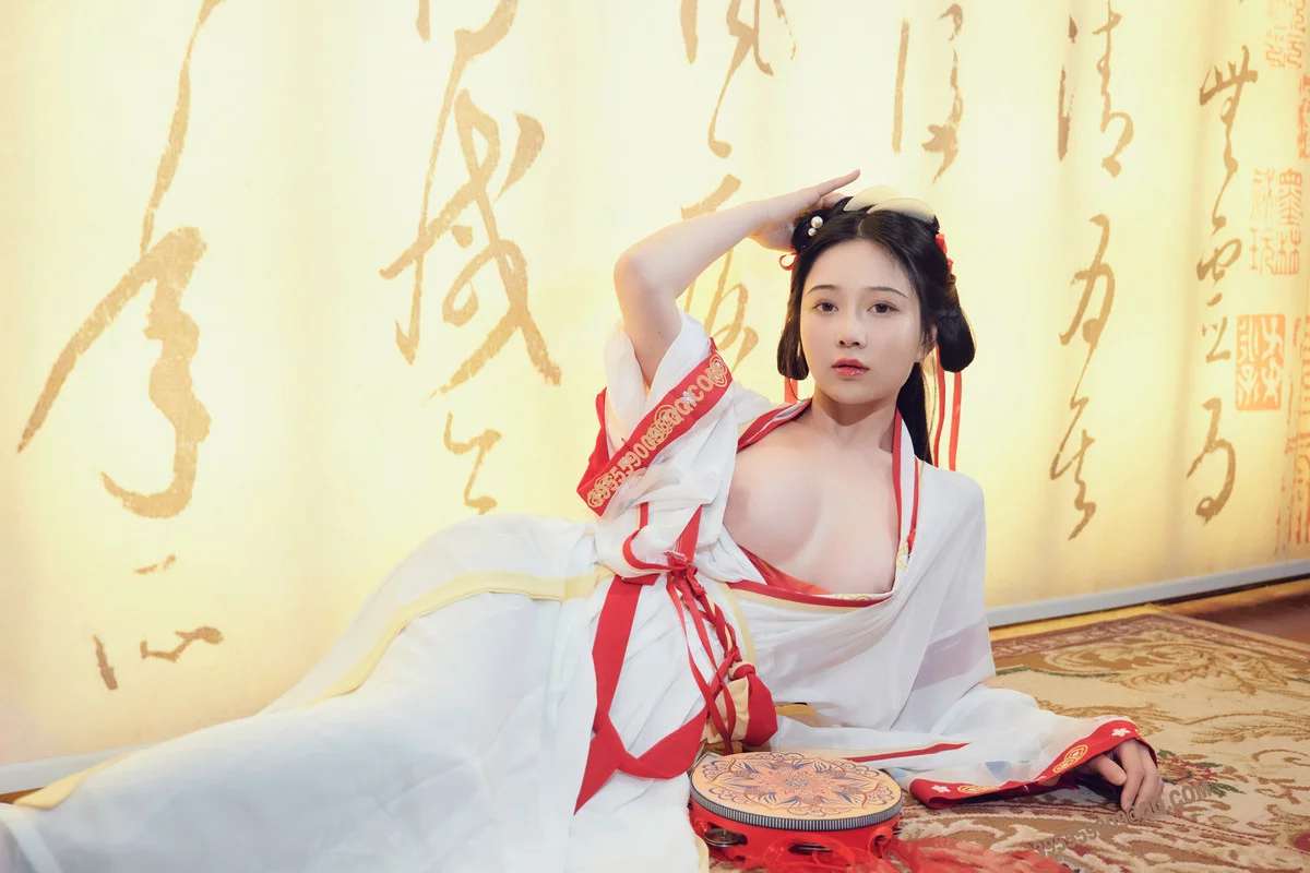 网络美女年年Nnian如梦令主题性感古典汉服长衫半脱露豪乳遮点极致诱惑写真32P